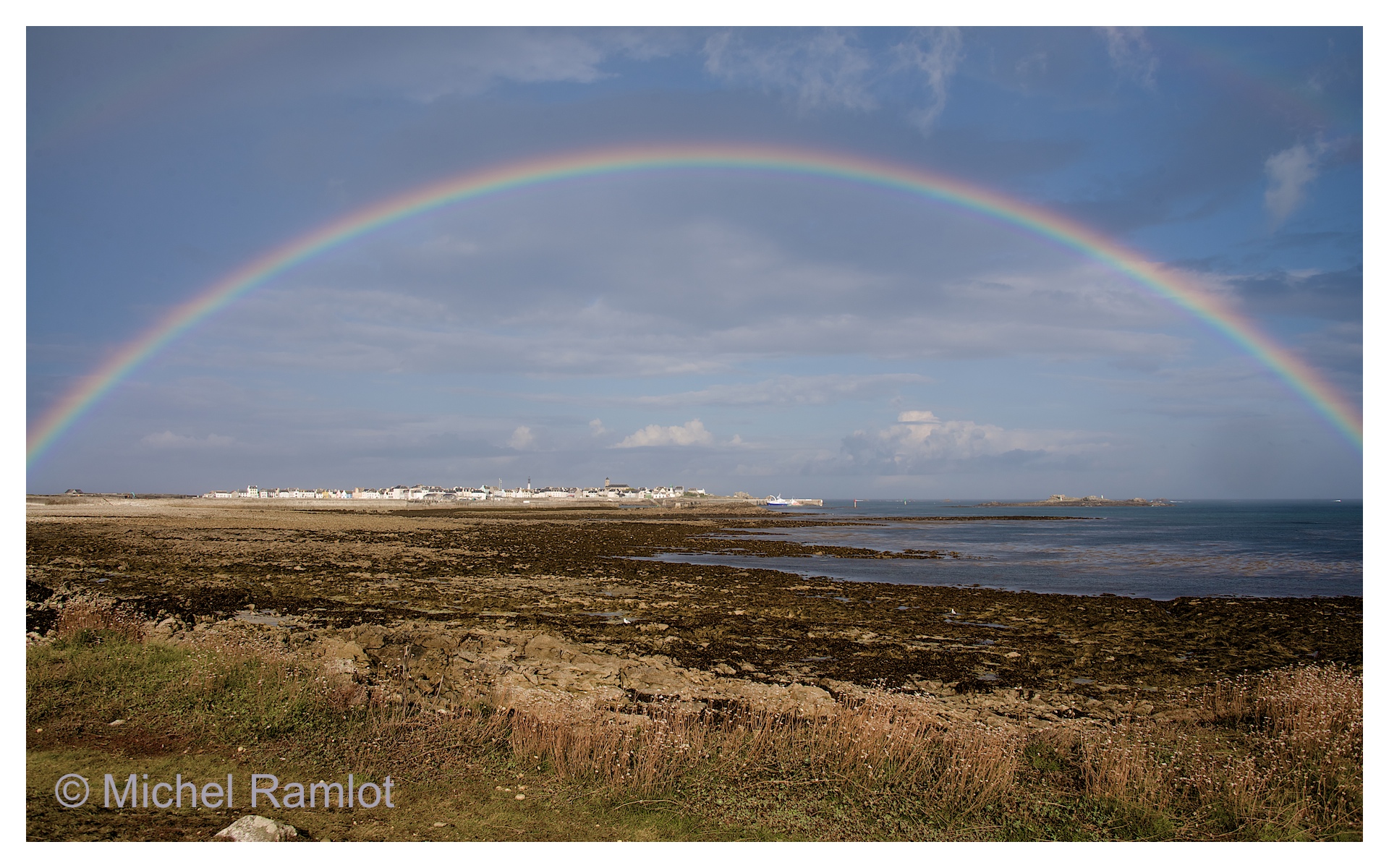 Arc-en-ciel sur l'le de Sein