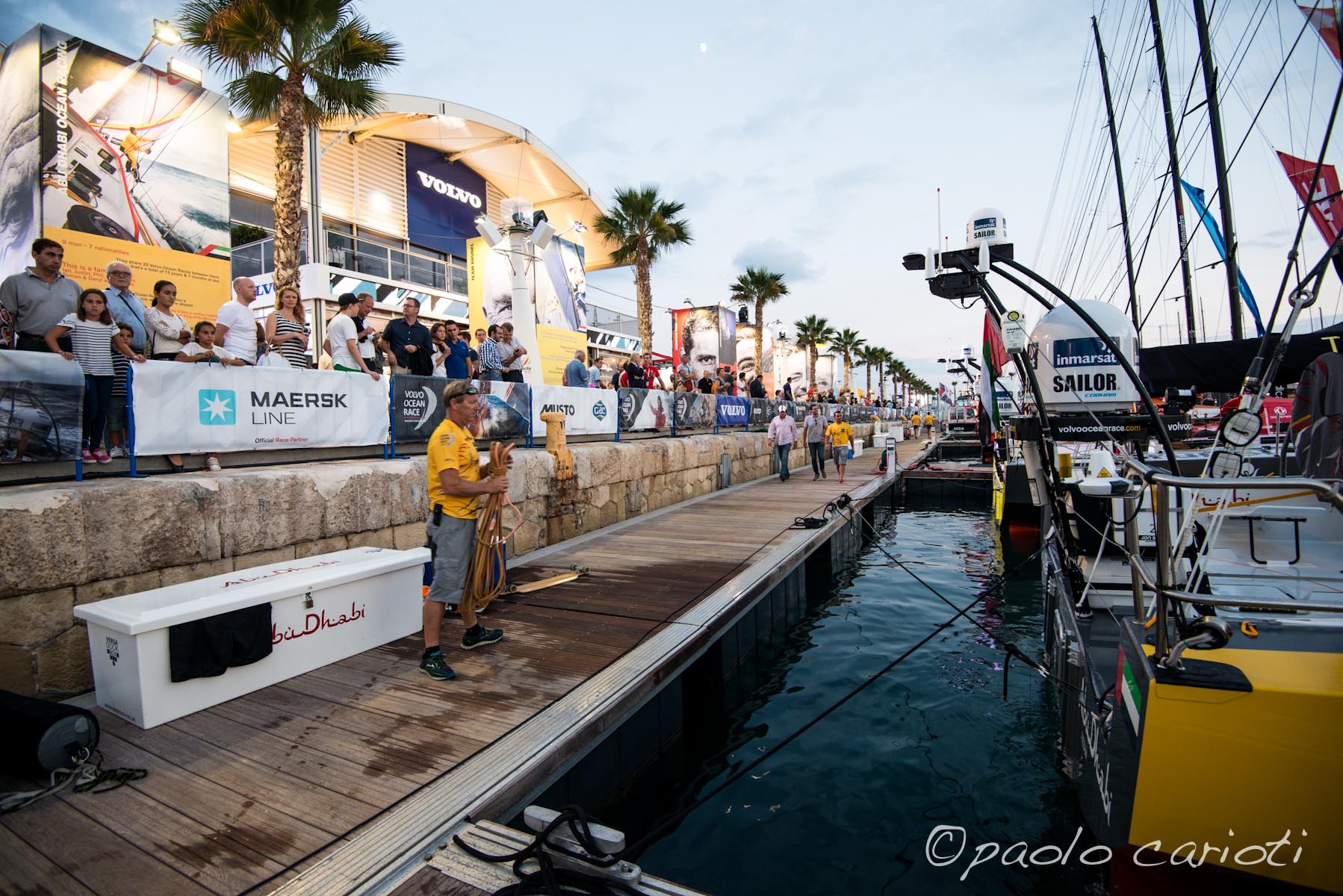 tutti in fila a guardare