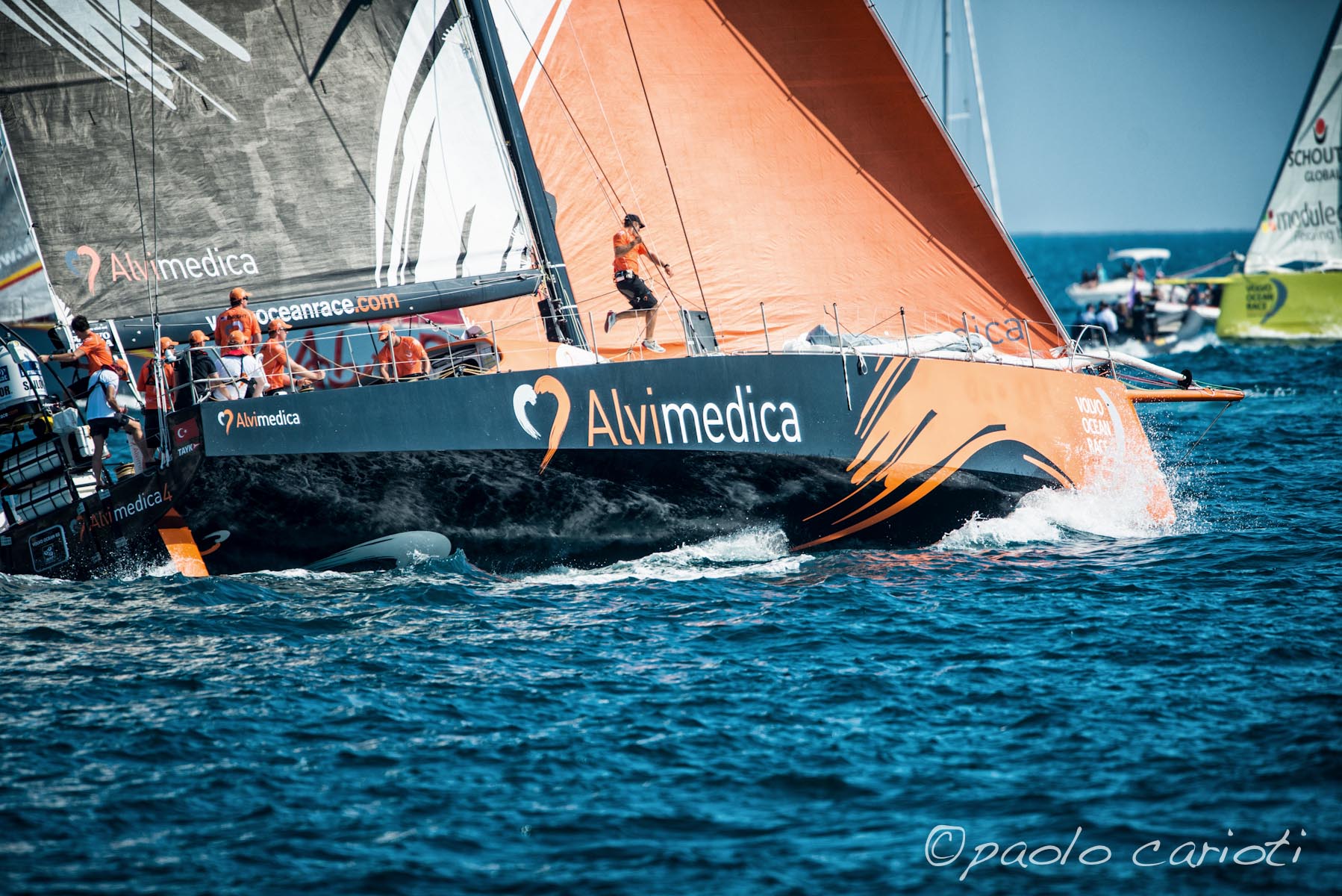 il prodiere scatta a prua