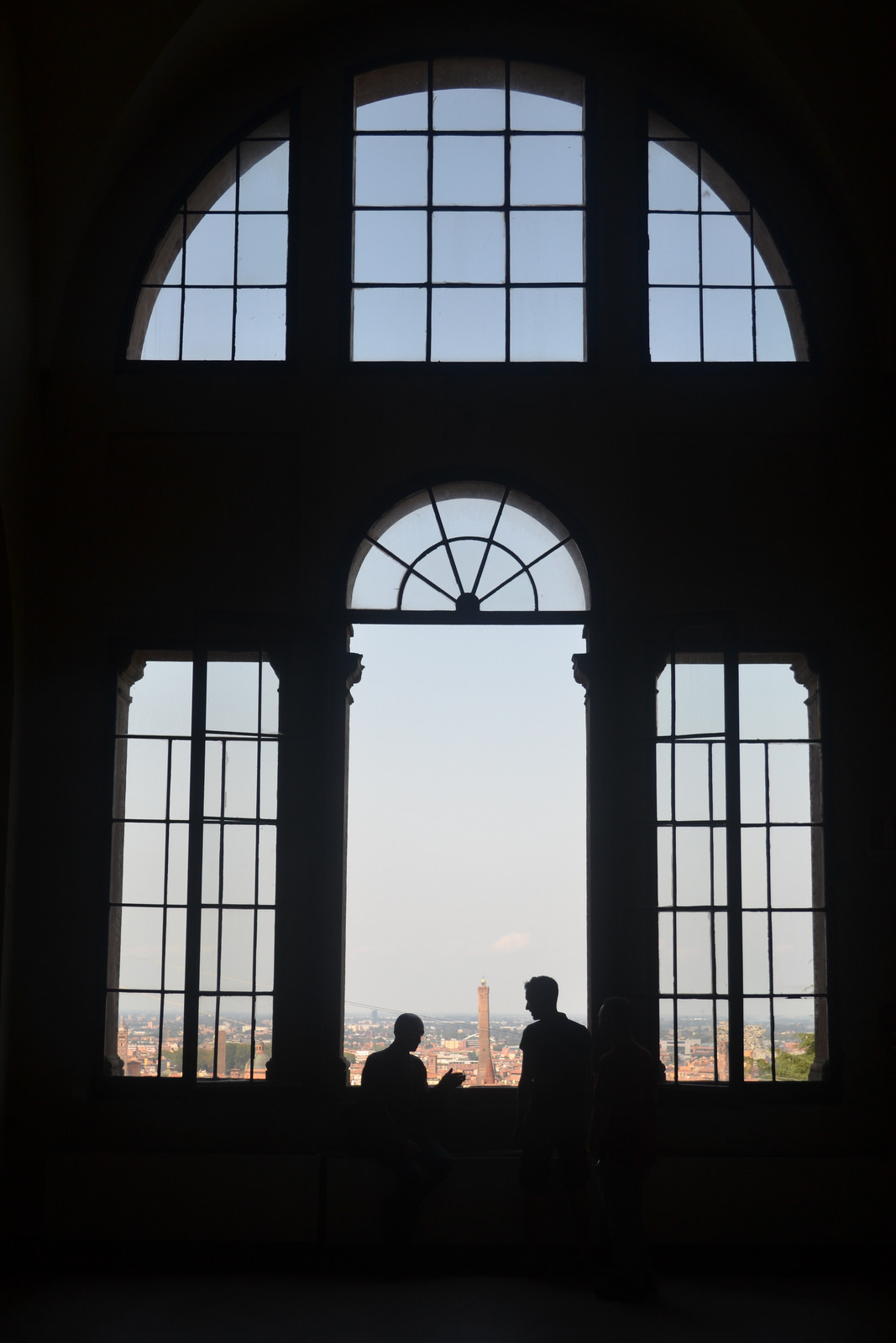 controluce sulla città rossa