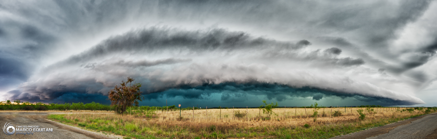Impressive shelf-cloud in Mertzon, TX