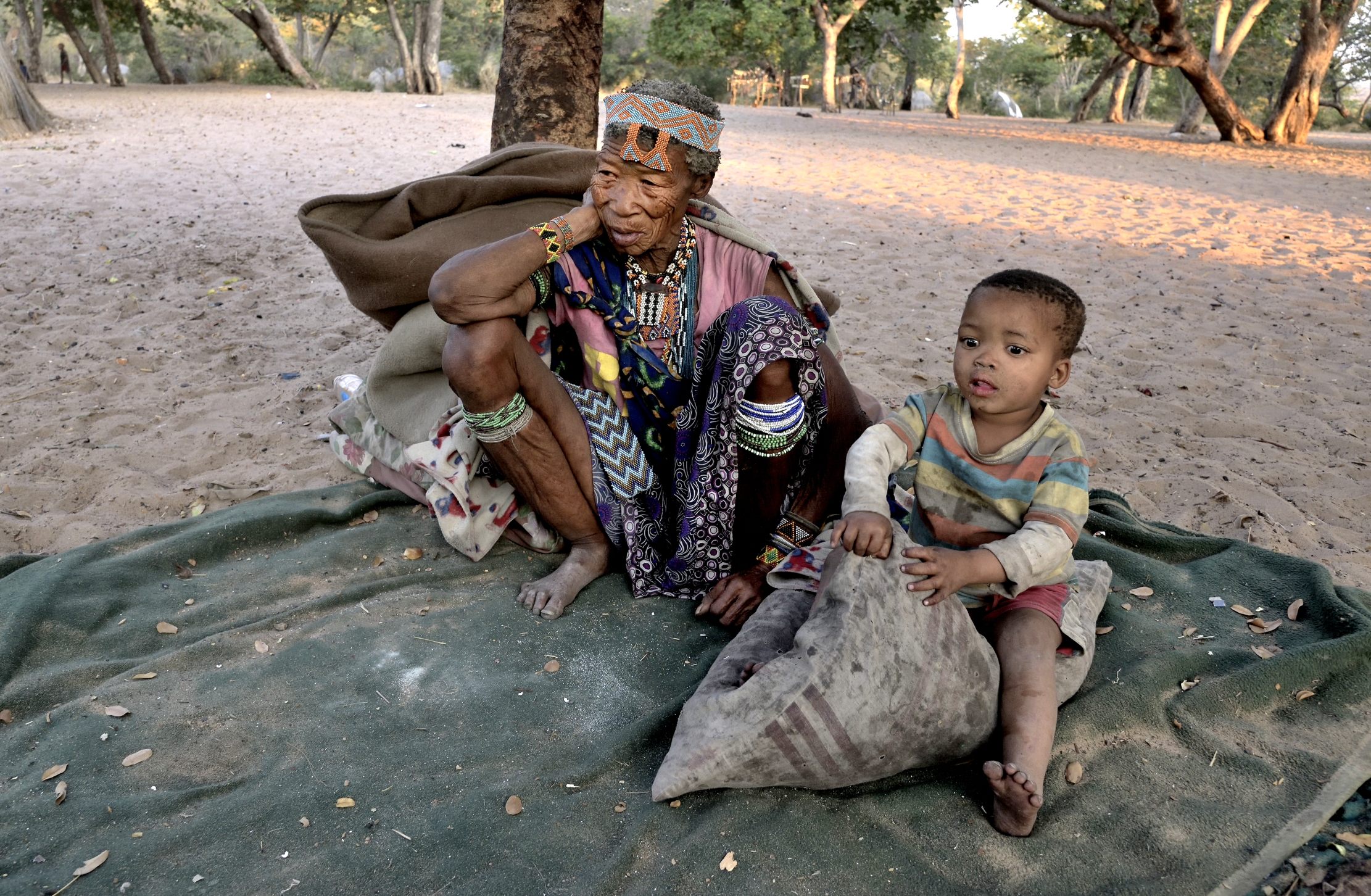 Bushmanland - Anziana e bambino Boscimani