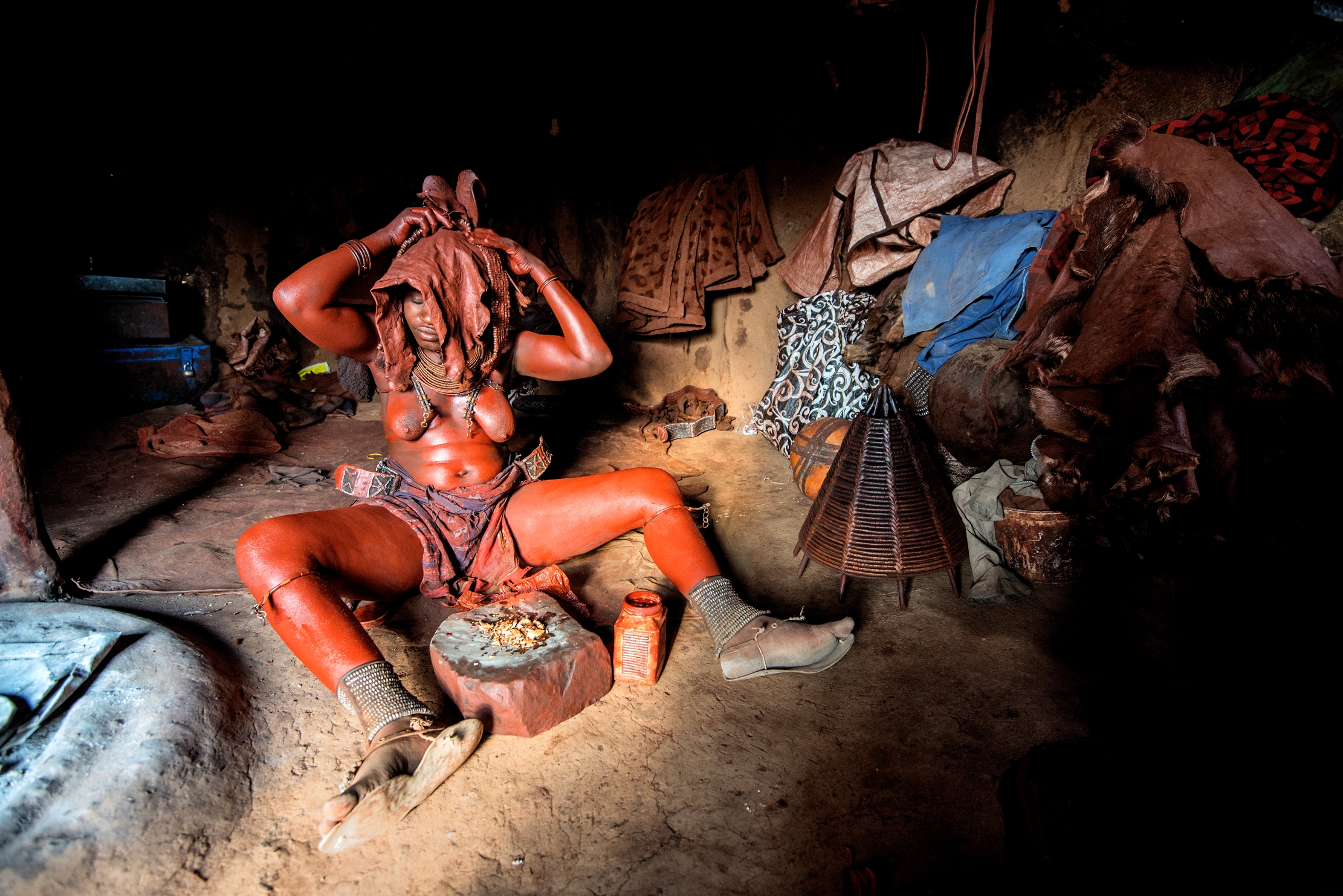 Ovamboland - Donna Himba intenta a purificarsi