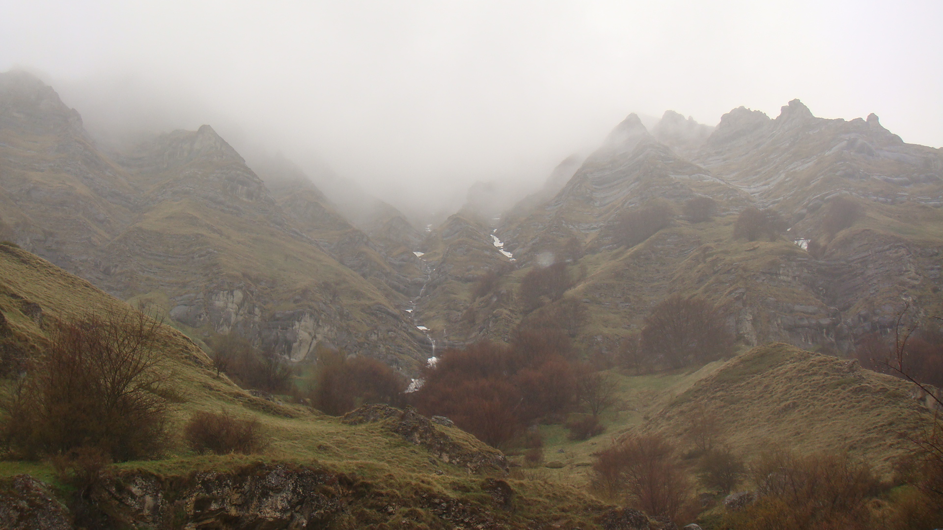 Lost among mountains