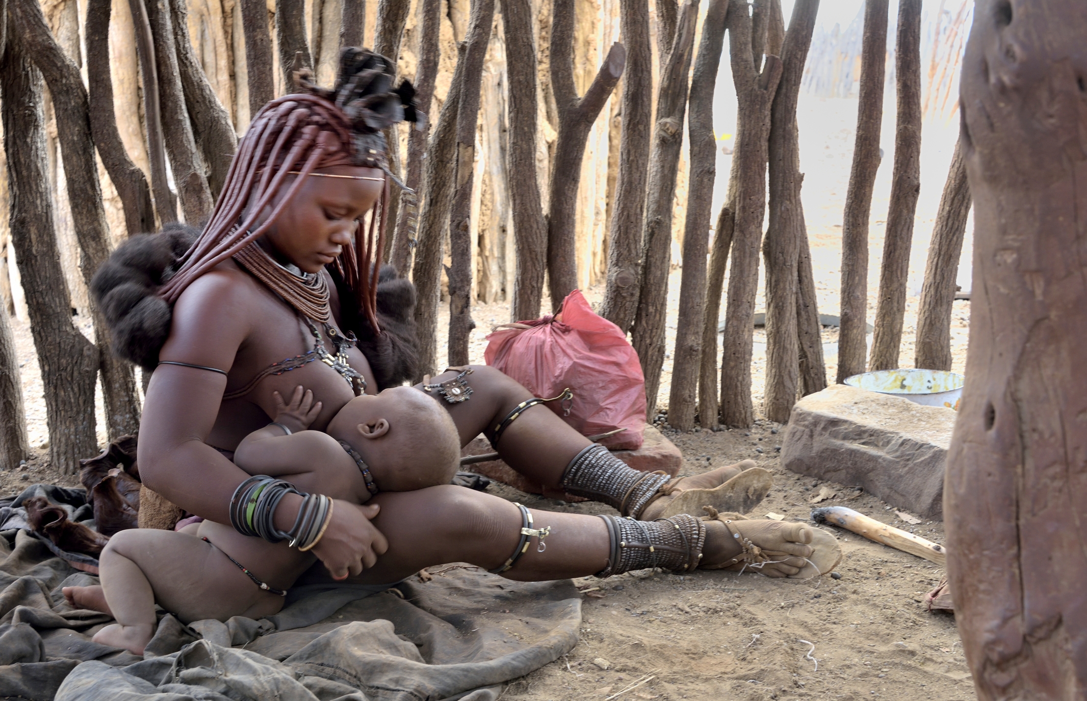 Ovamboland -  Giovane madre Himba che allatta