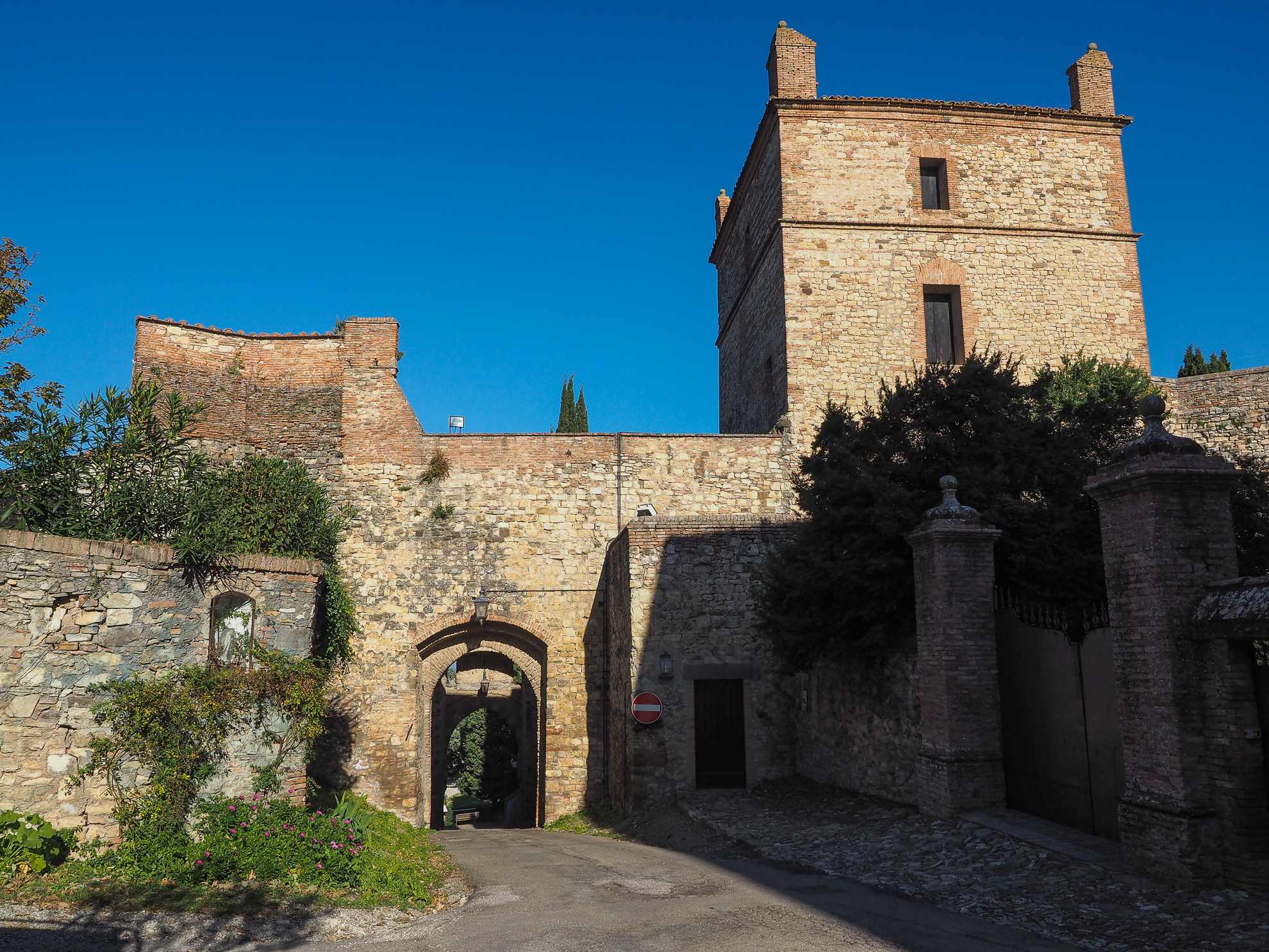 Castello Serravalle - Il Borgo