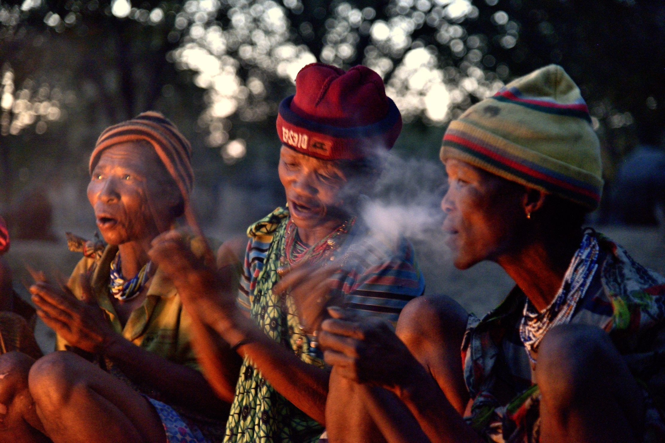 Bushmanland - Donne boscimani davanti al fuoco