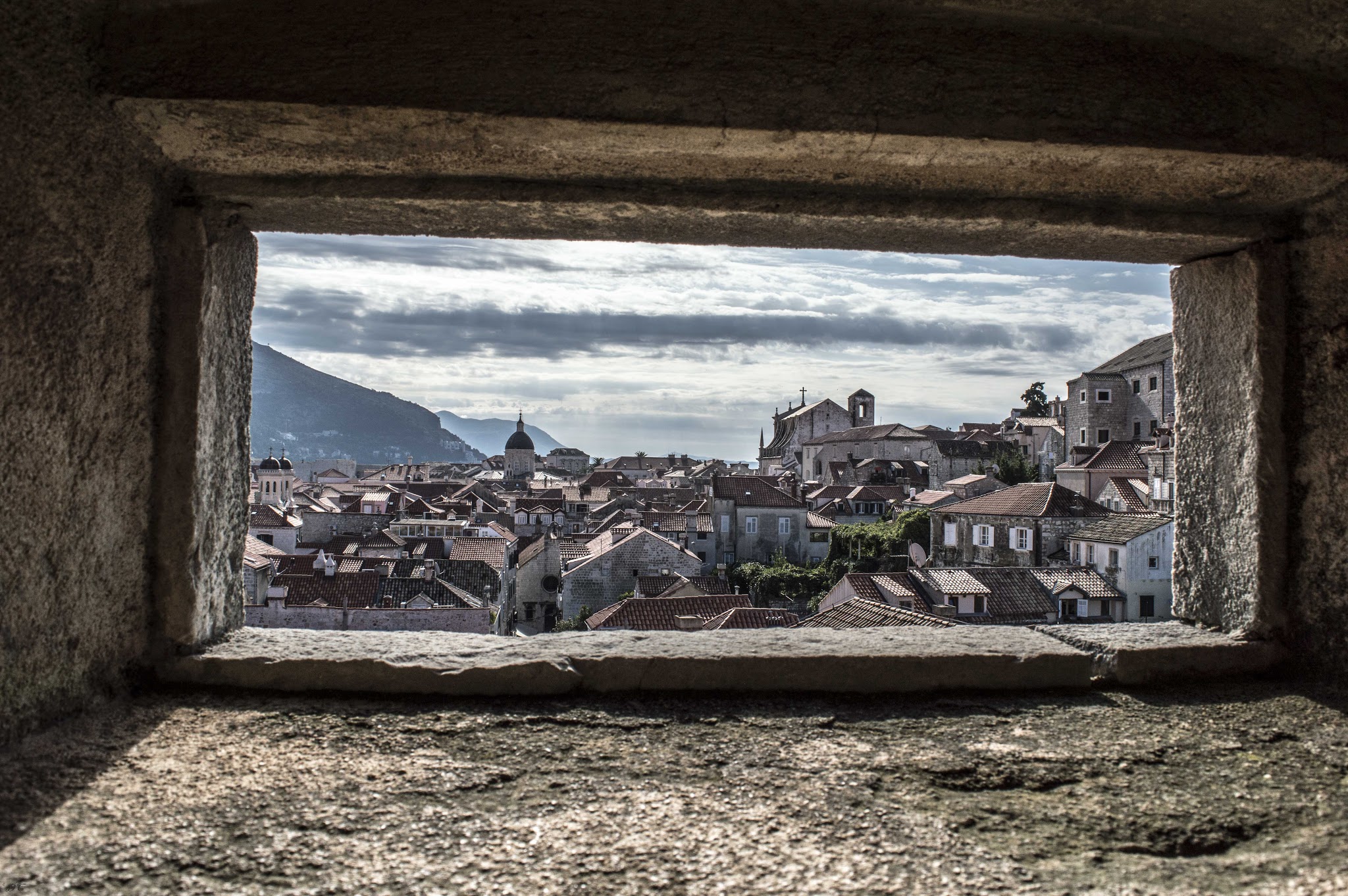 vista da una vecchia finestra