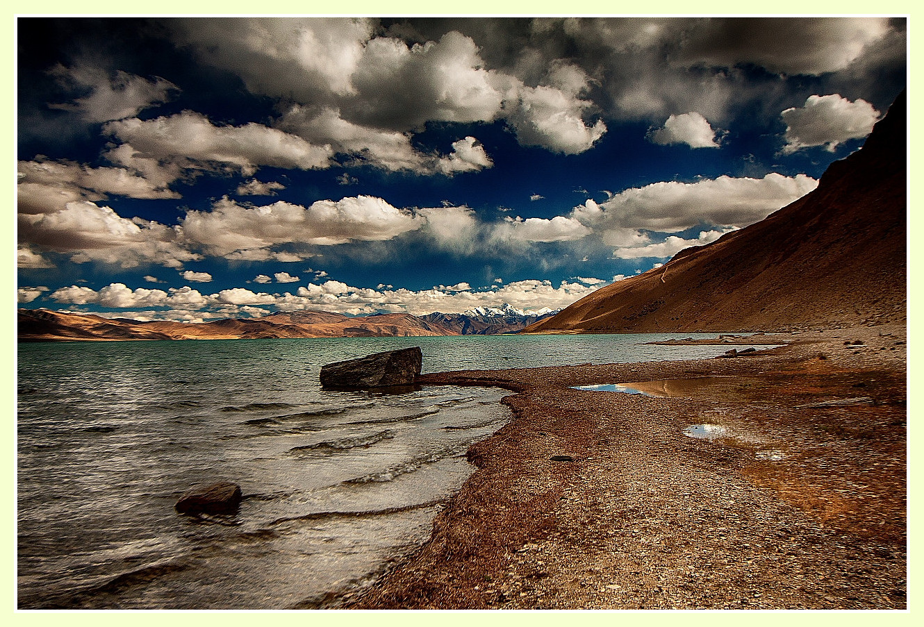Curves and lines at Pnagong Tso