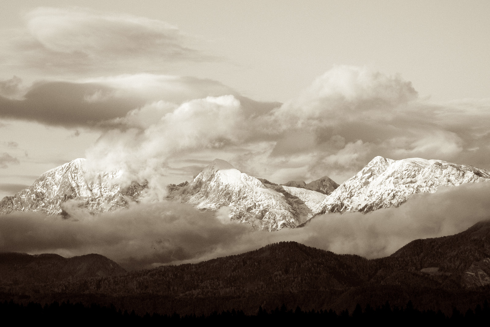 Prima nevicata sulle montagne