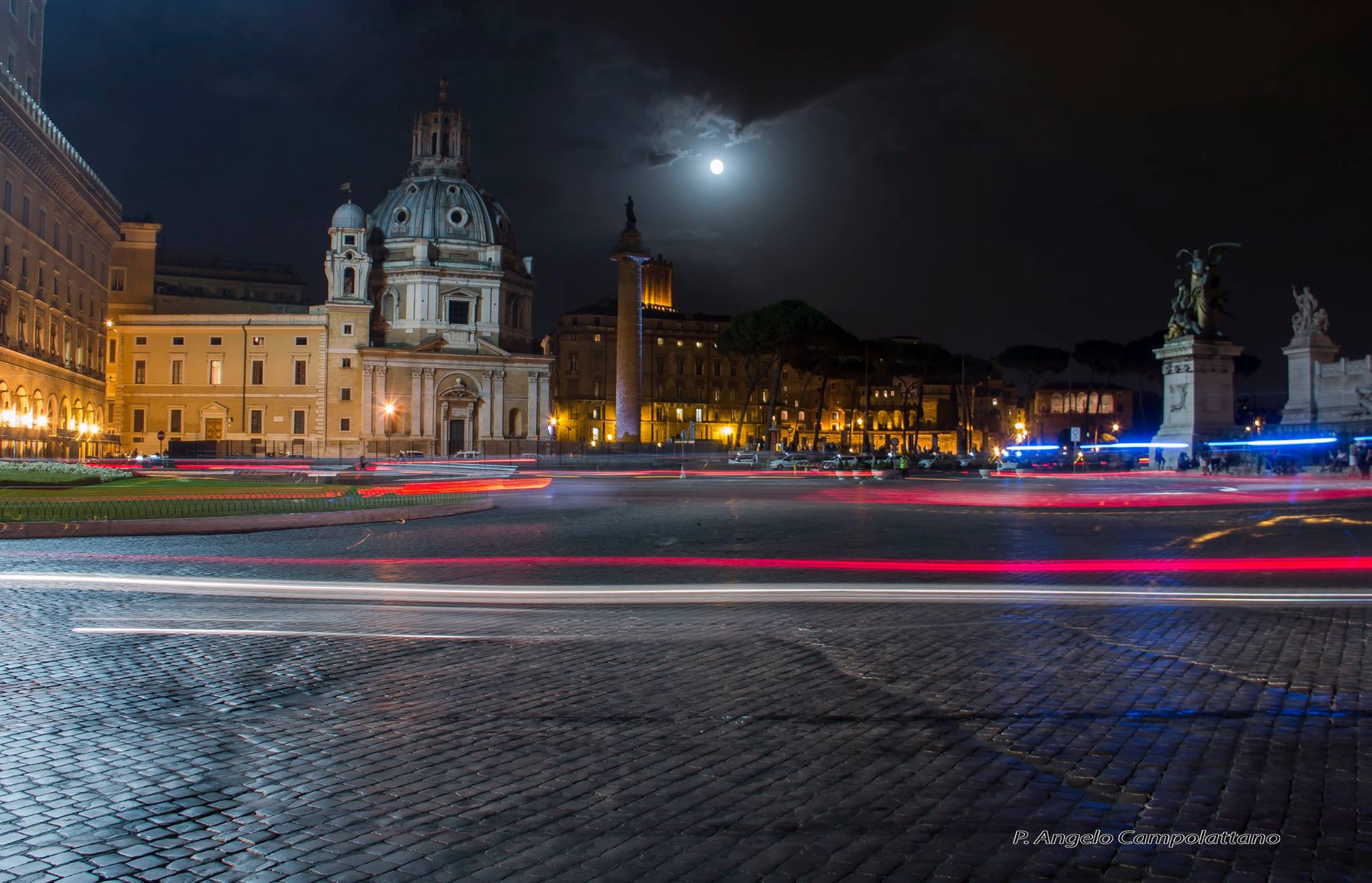 un girotondo sotto la luna