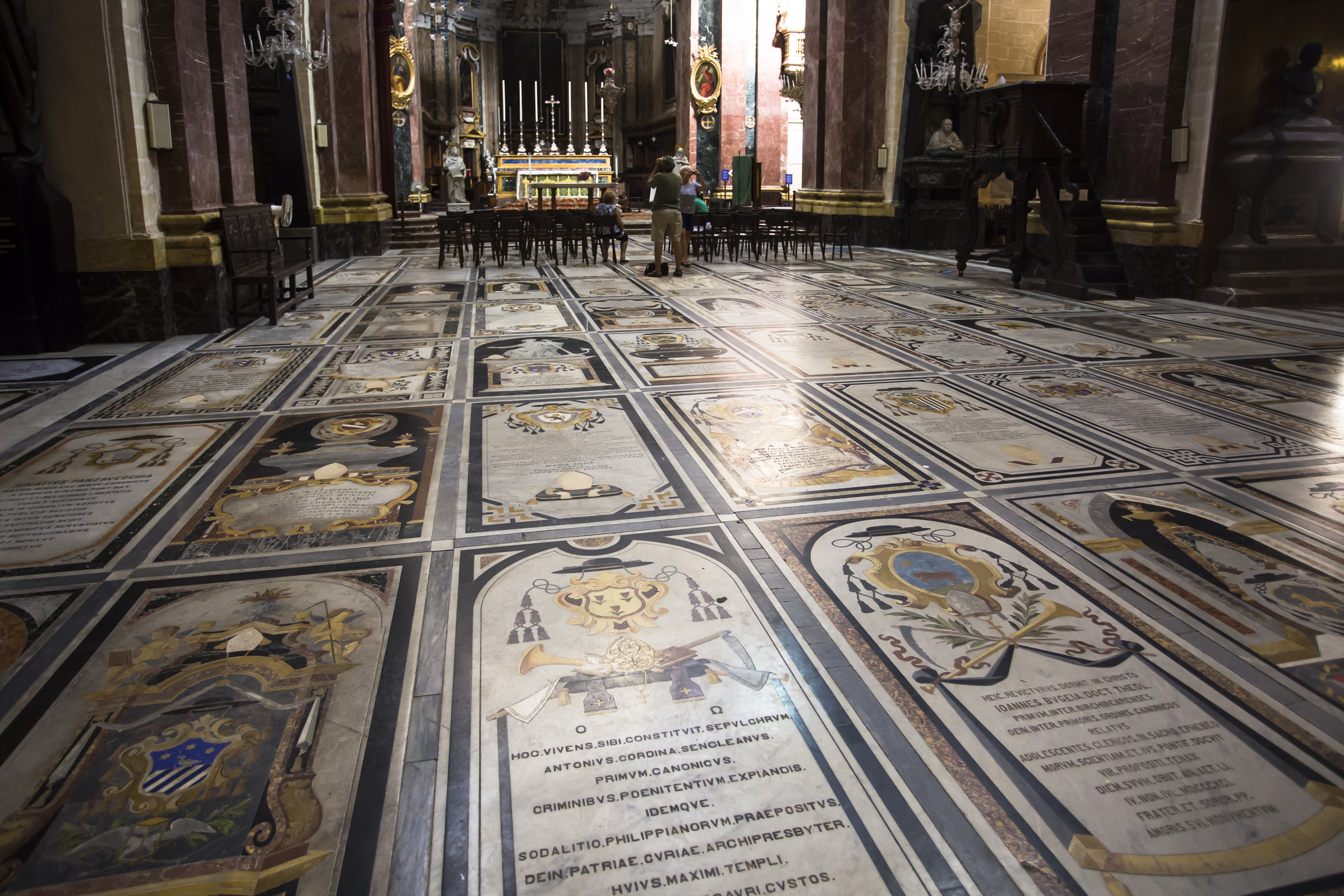 Il pavimento della cattedrale con sepolcri