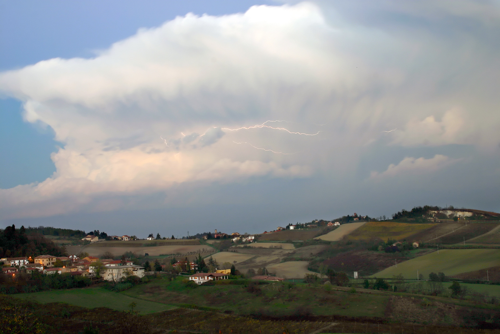 Fulmine nube nube, colline del monferrato