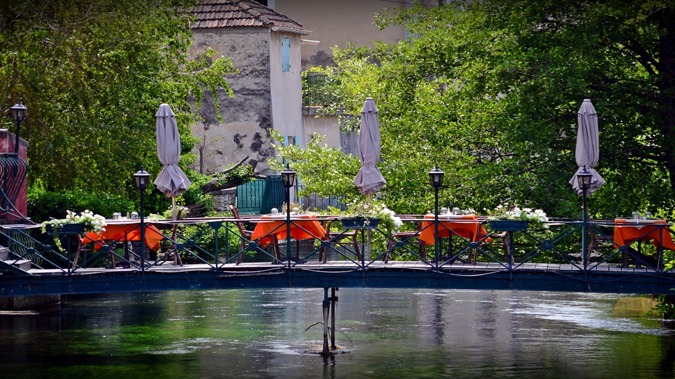 Isle sur la surge "suspended"