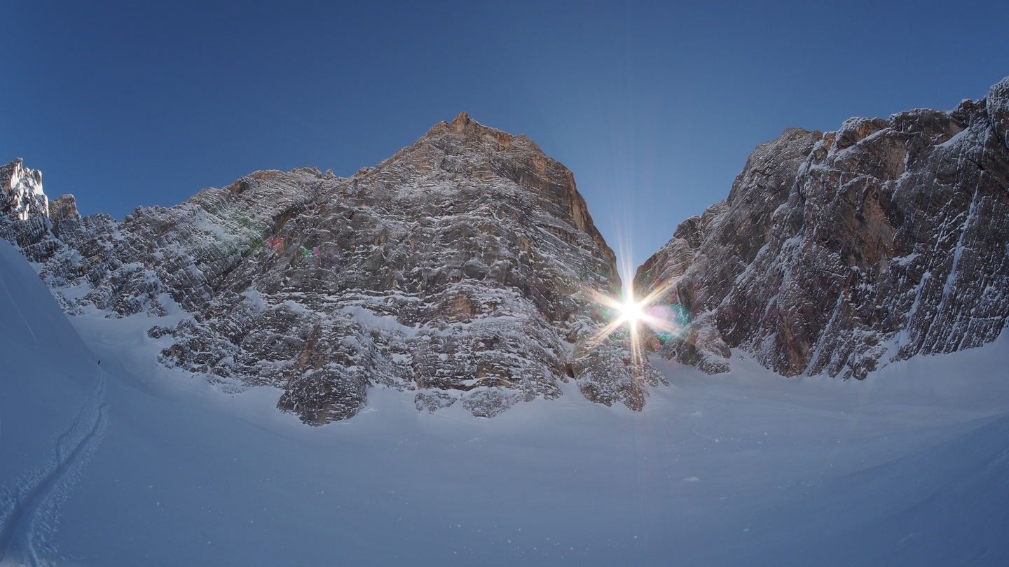 Il primo sole in fessura tra pelmo e pelmetto