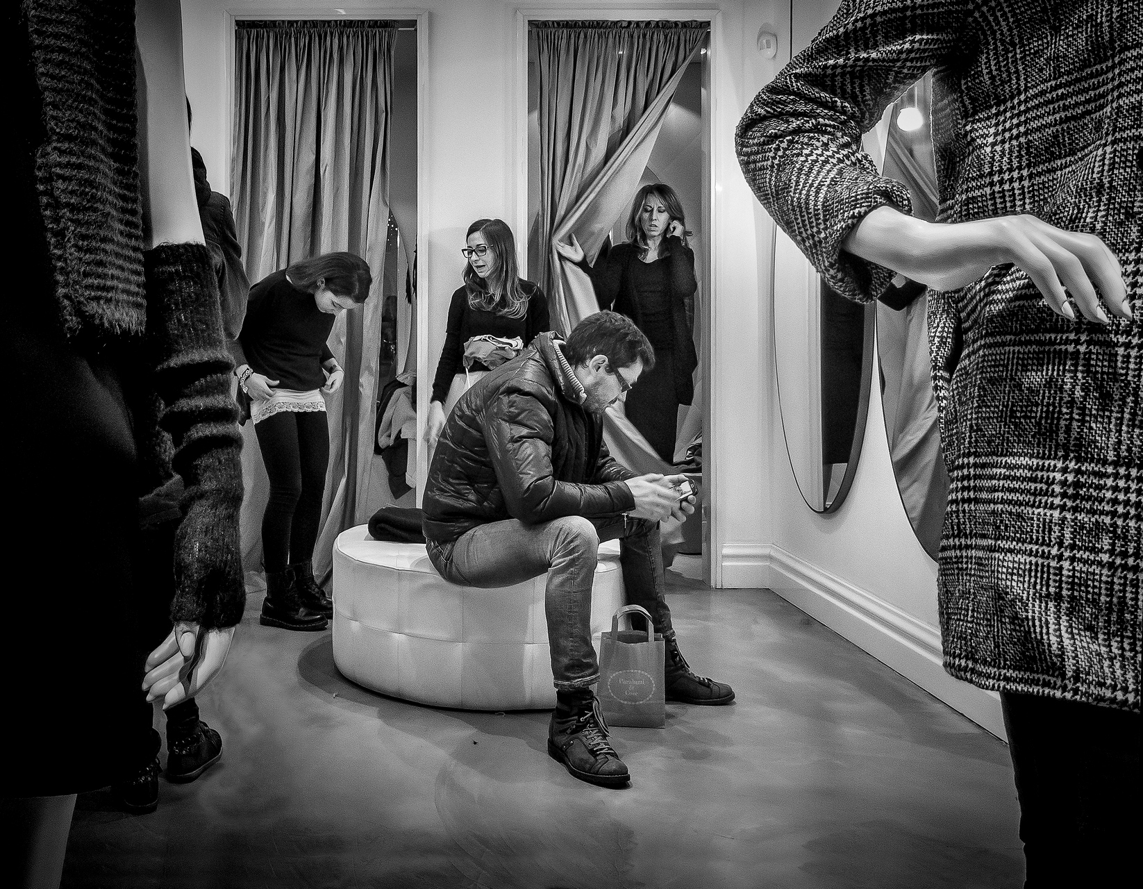 un maschio in camerino