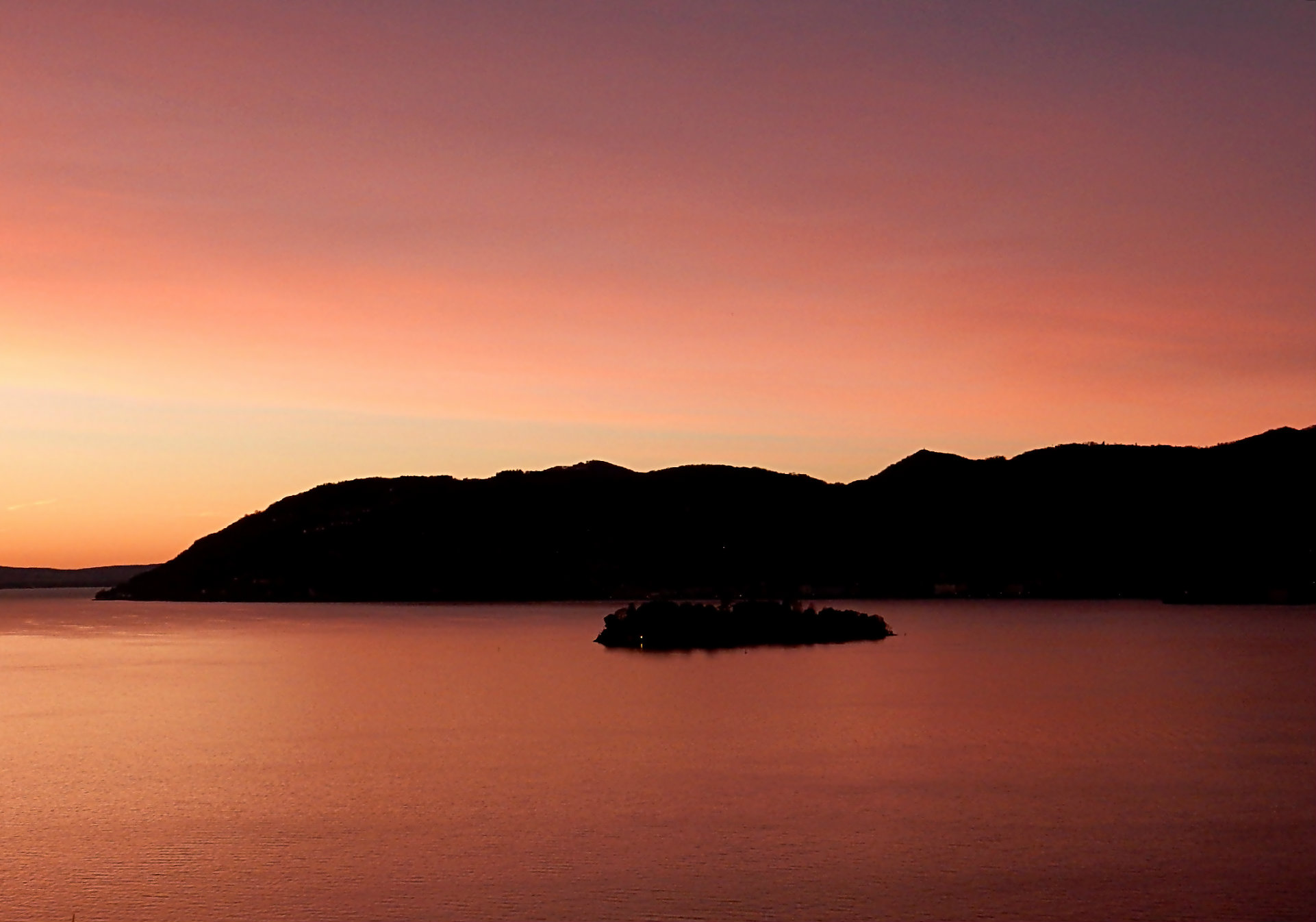 L'isola nel lago rosato