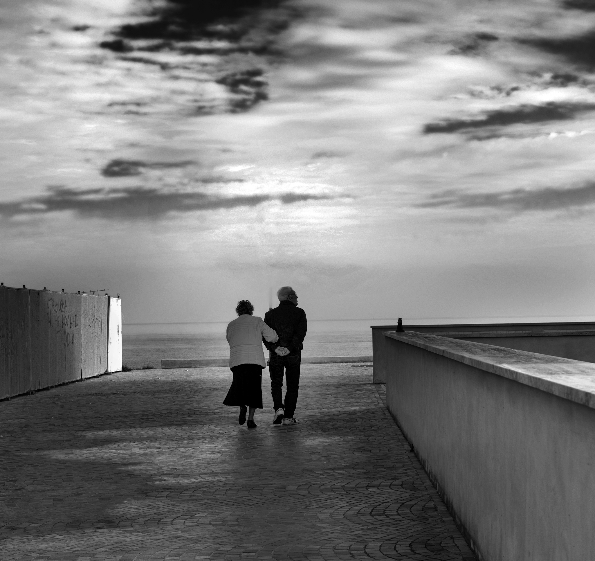 romanticamente mano nella mano