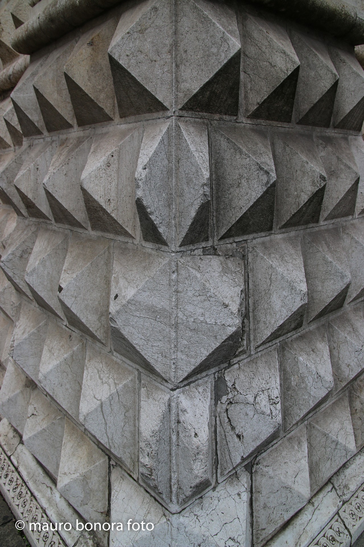 Palazzo dei Diamanti (mirror)