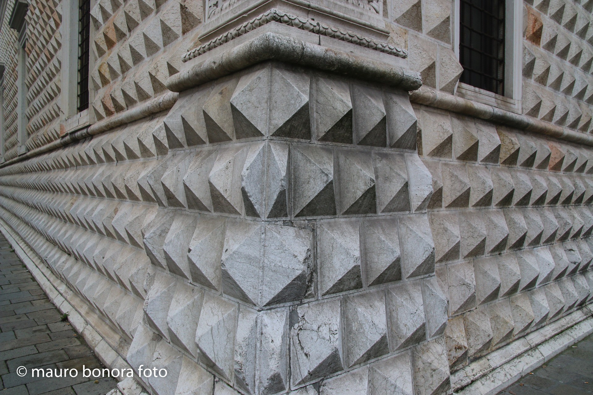 Palazzo dei Diamanti (mirror)
