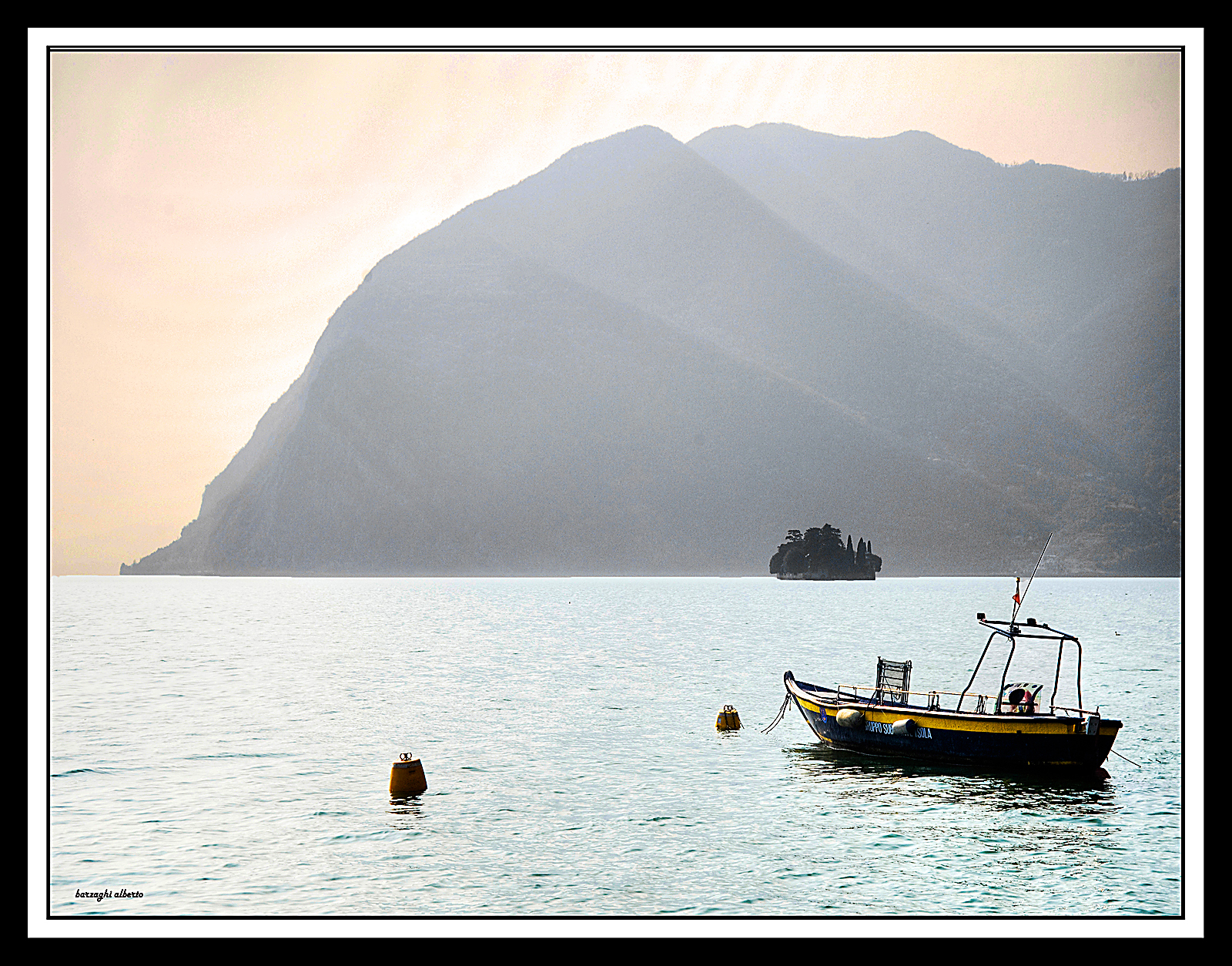 barchetta sul lago d'iseo