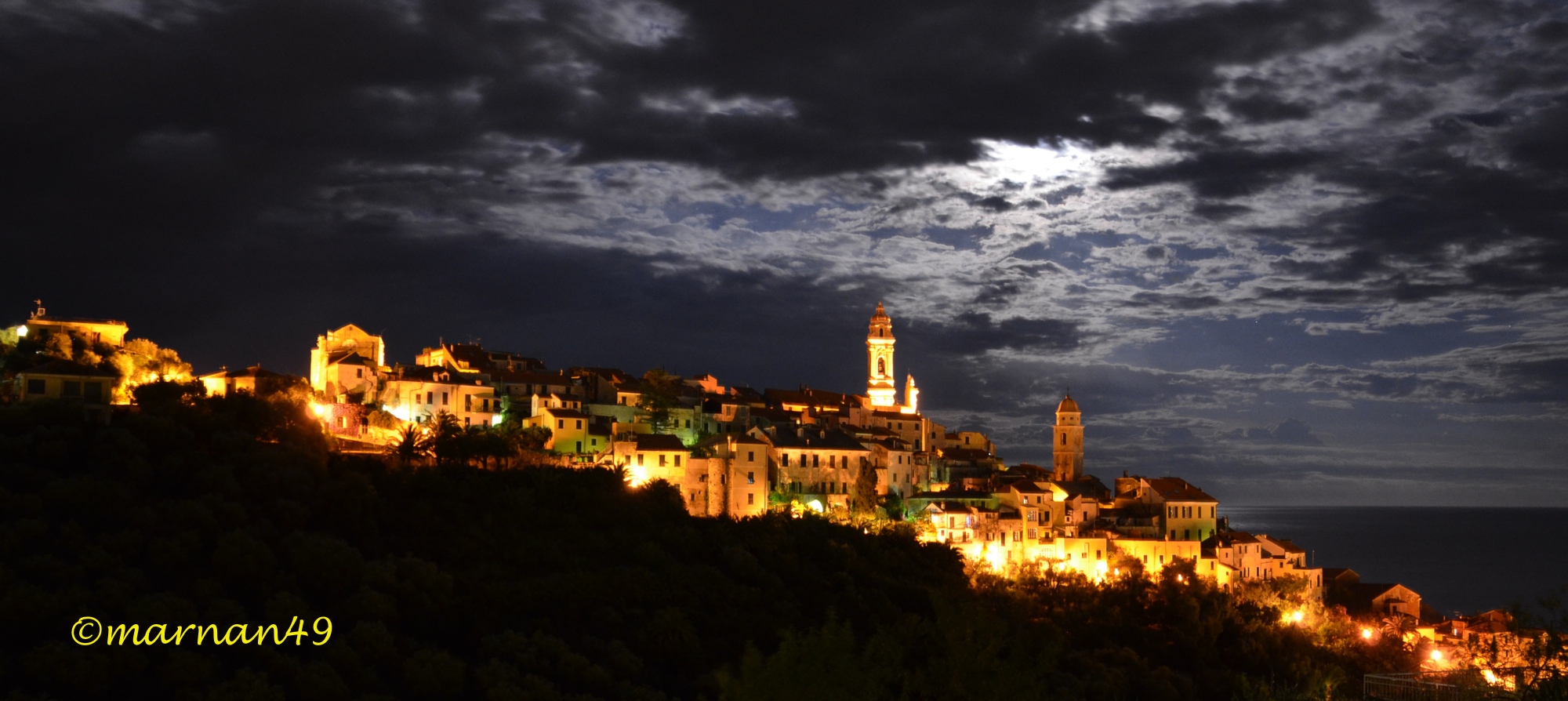 Cielo notturno con luna tra le nuvole