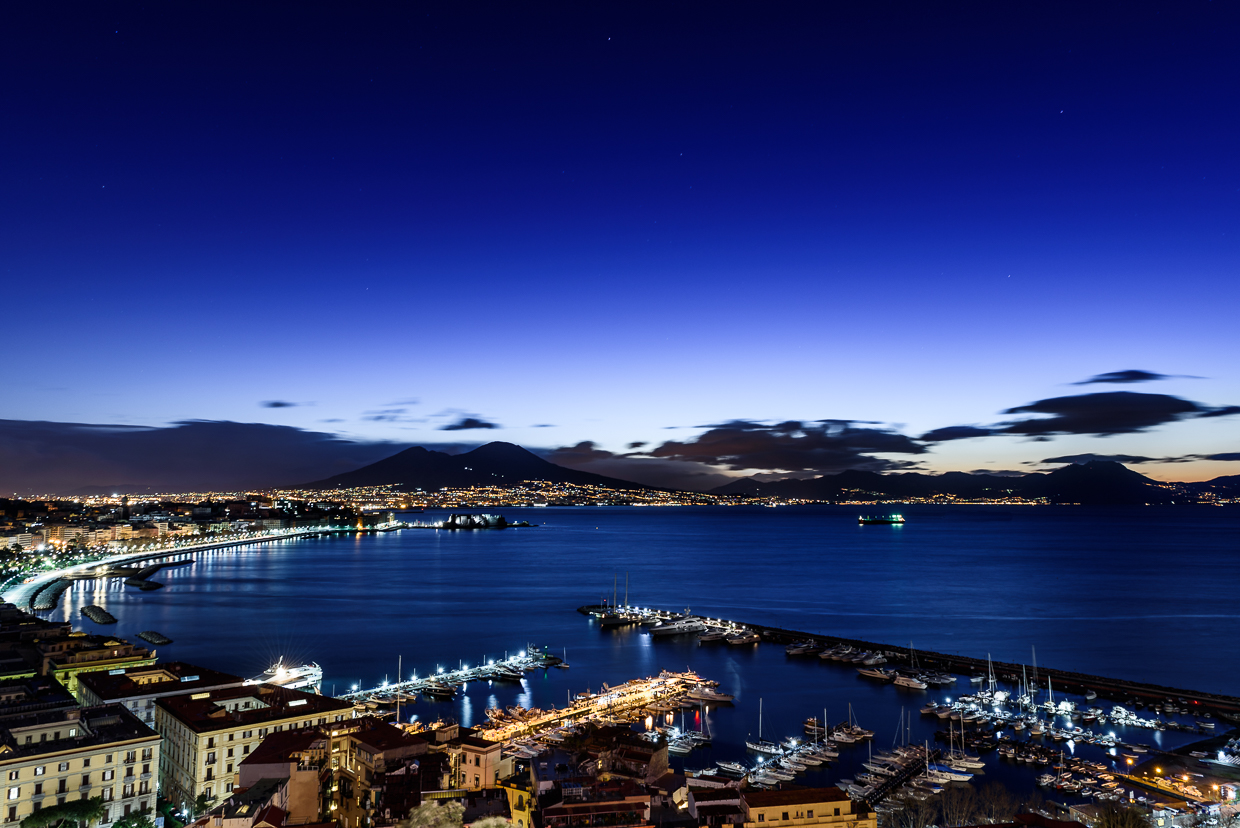 Napoli all'alba