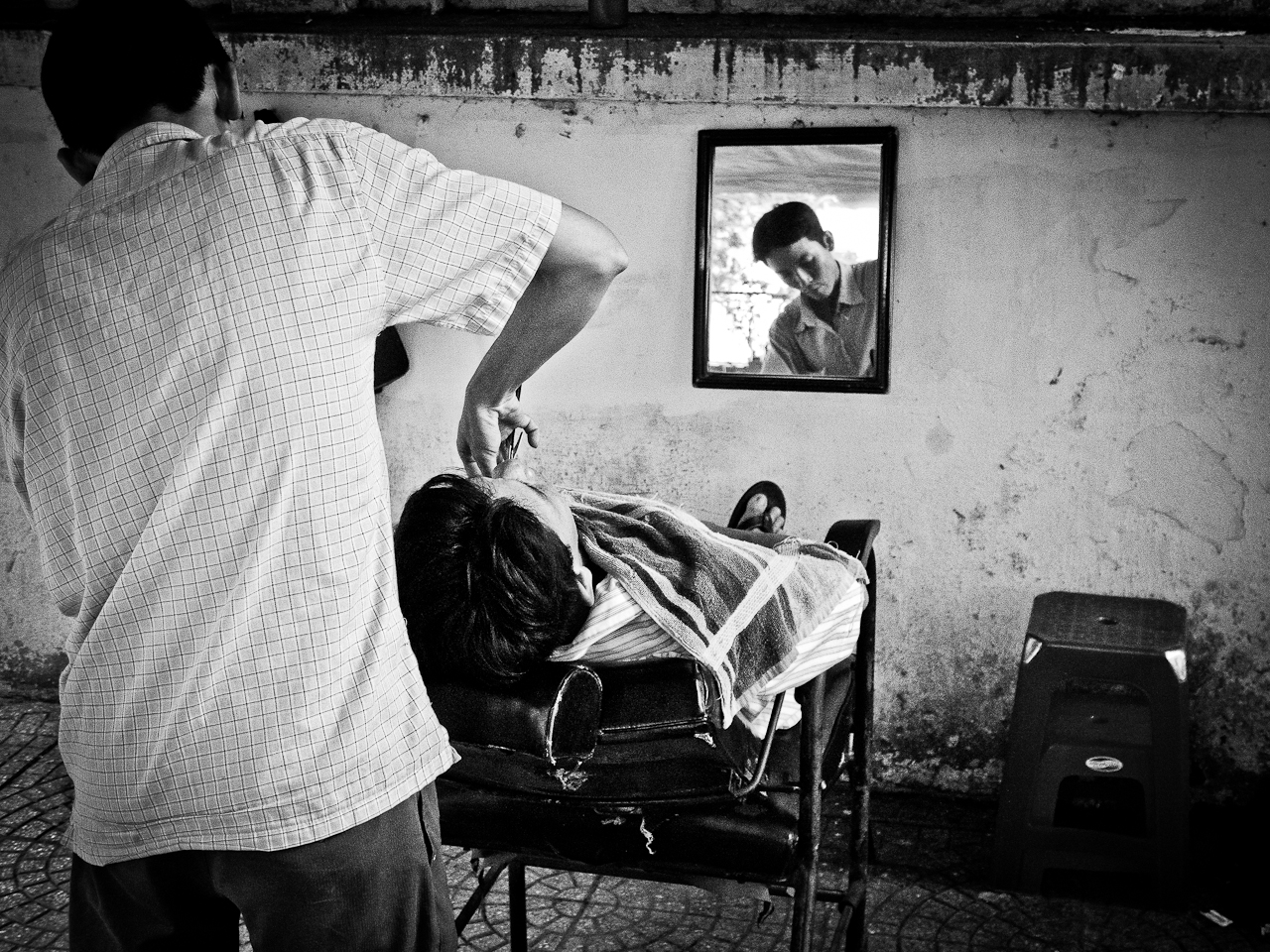 Vietnam: Street barber ...