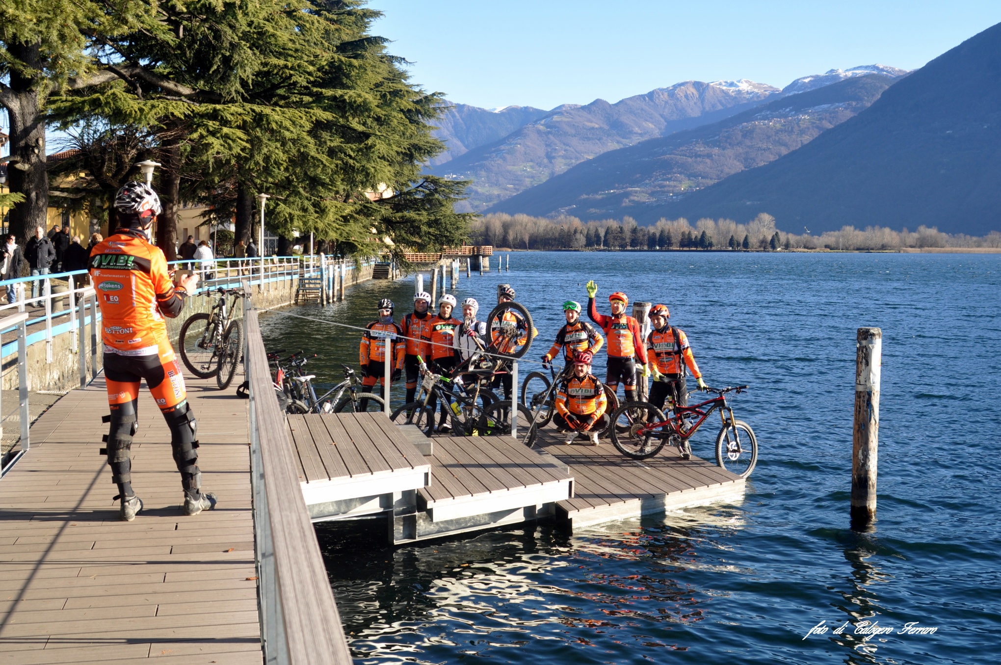 Ciclisti sul lago di Lovere