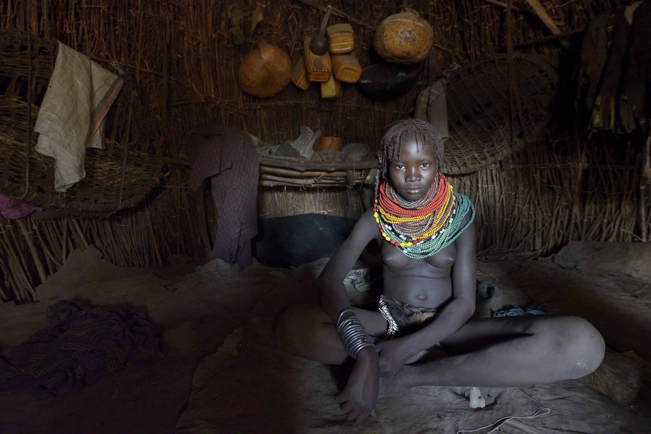 Etiopia 2015 - Giovane sposa Nygatom nella capanna