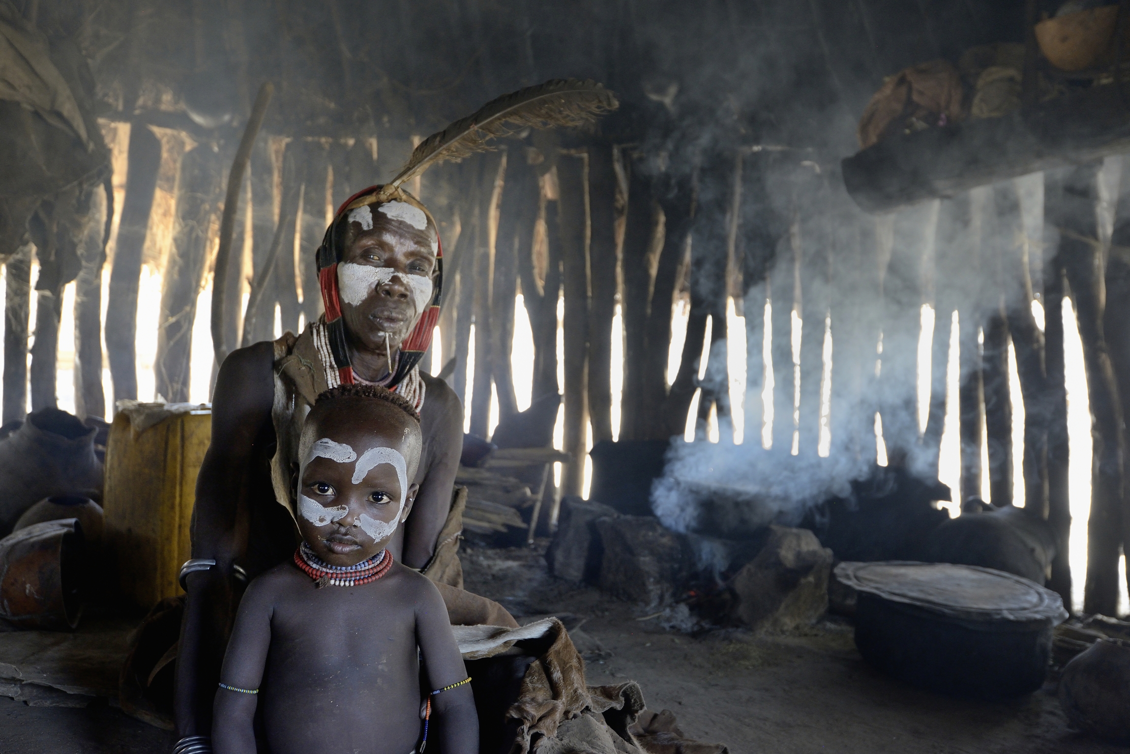 Etiopia 2015 - Anziana e bambino Karo nella capanna