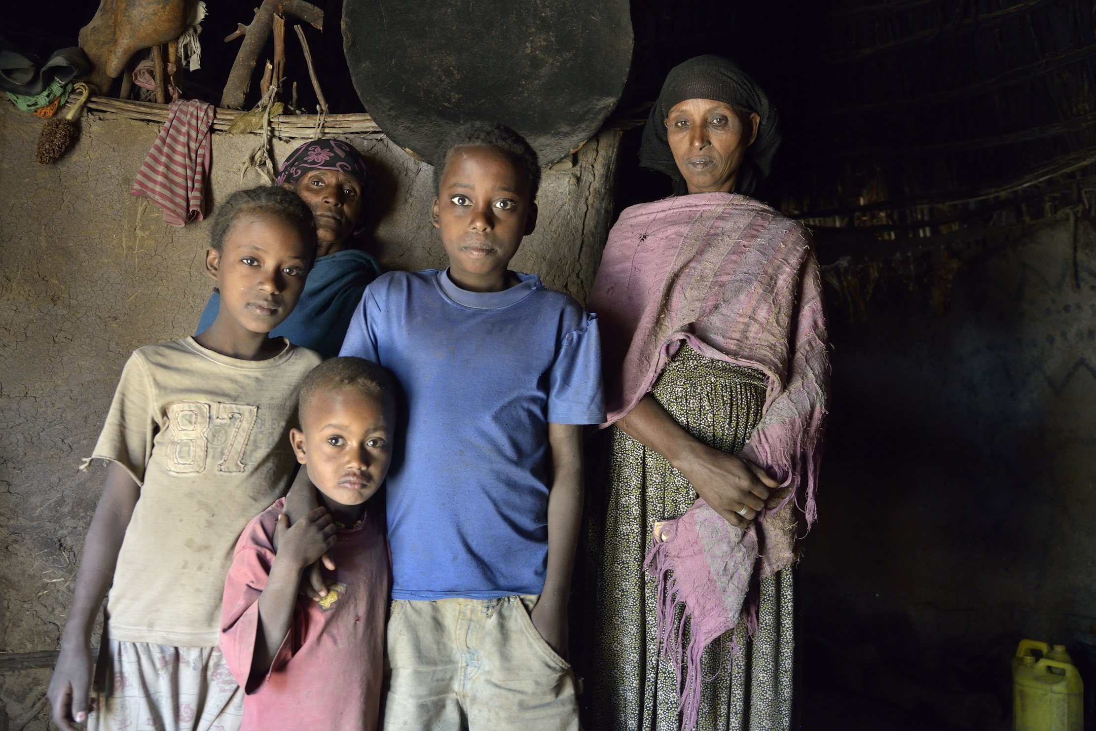 Etiopia 2015 - Famiglia Oromo nella capanna