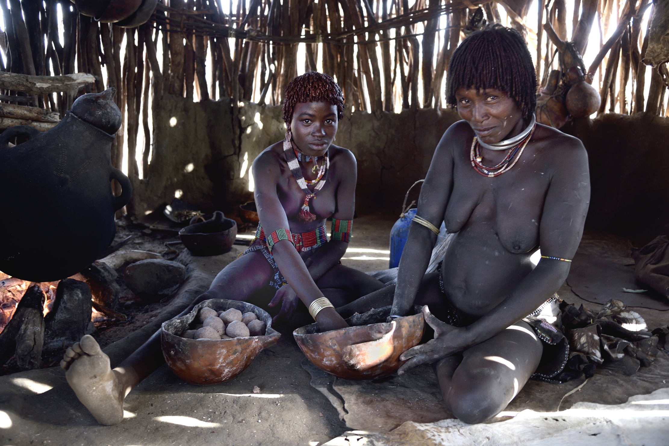 Etiopia 2015 - Madre e figlia (già sposa) Hamer