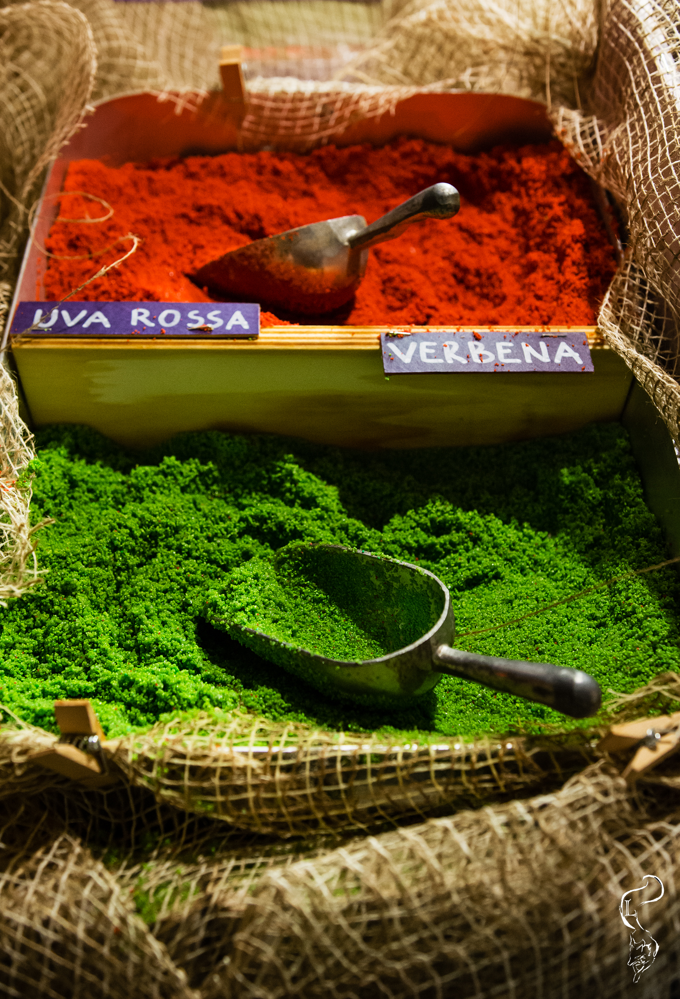 Particolare di una bancarella di spezie