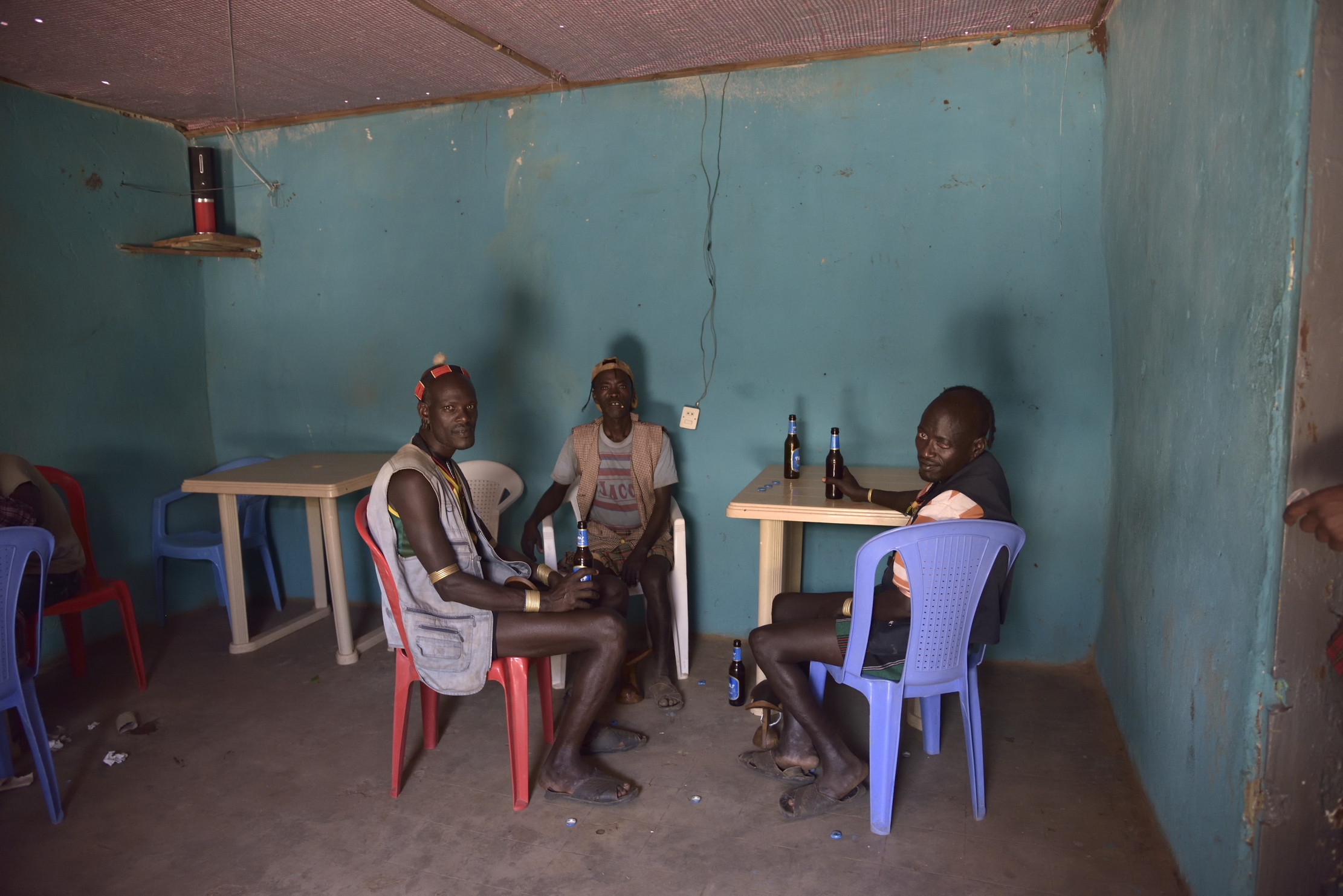 Etiopia 2015 - Hamer in un bar a Dimak