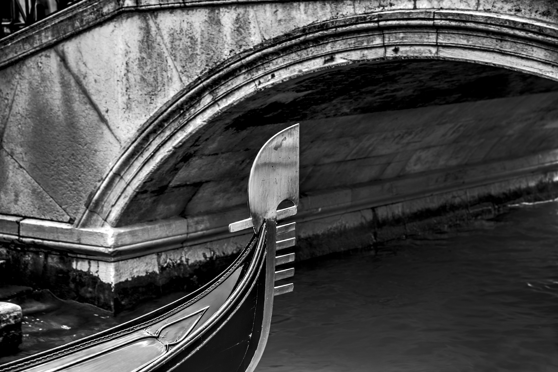Pettine di gondola sotto al ponte