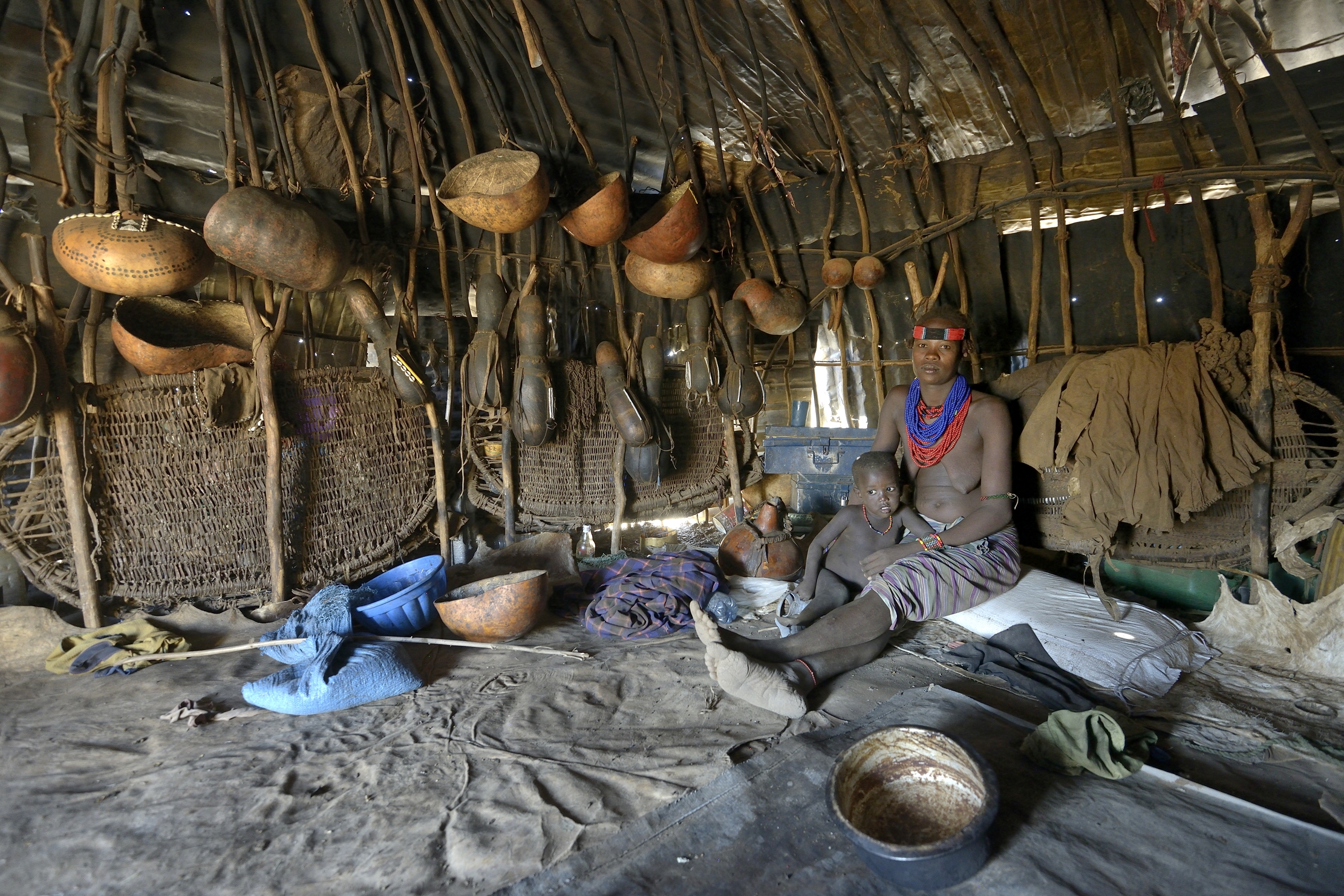 Etiopia 2015 - In una capanna Dassanech