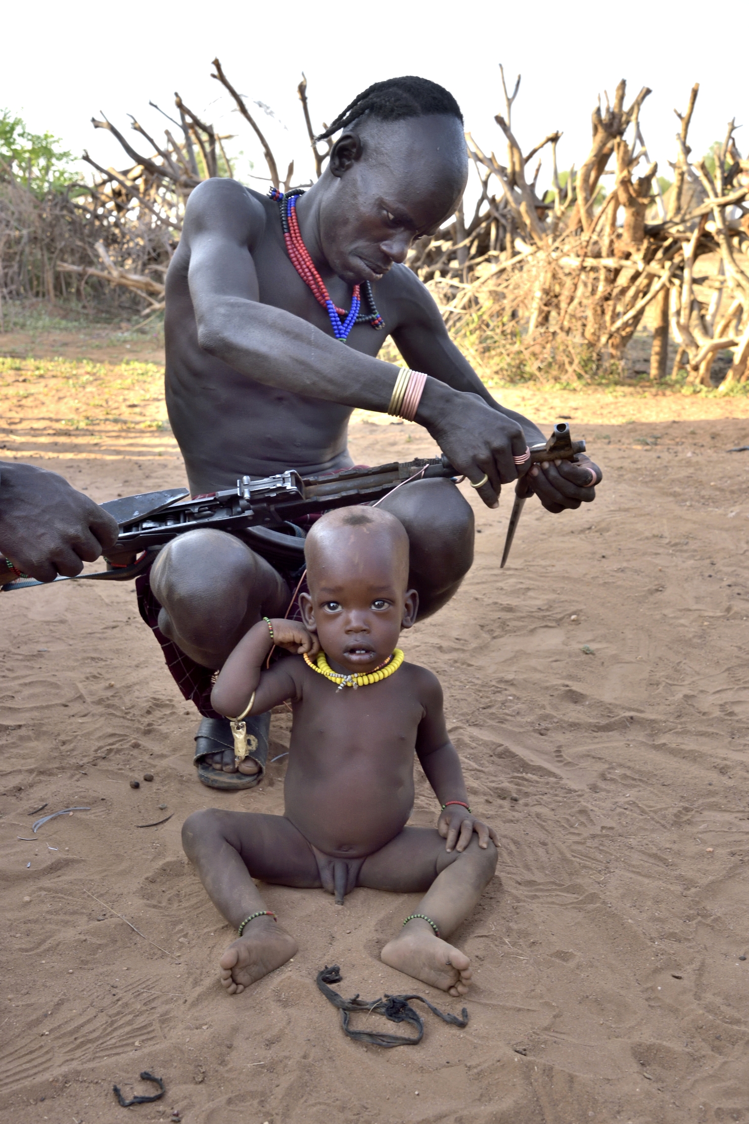 Etiopia 2015 - Villaggio Hamer-riparazione kalashnikov