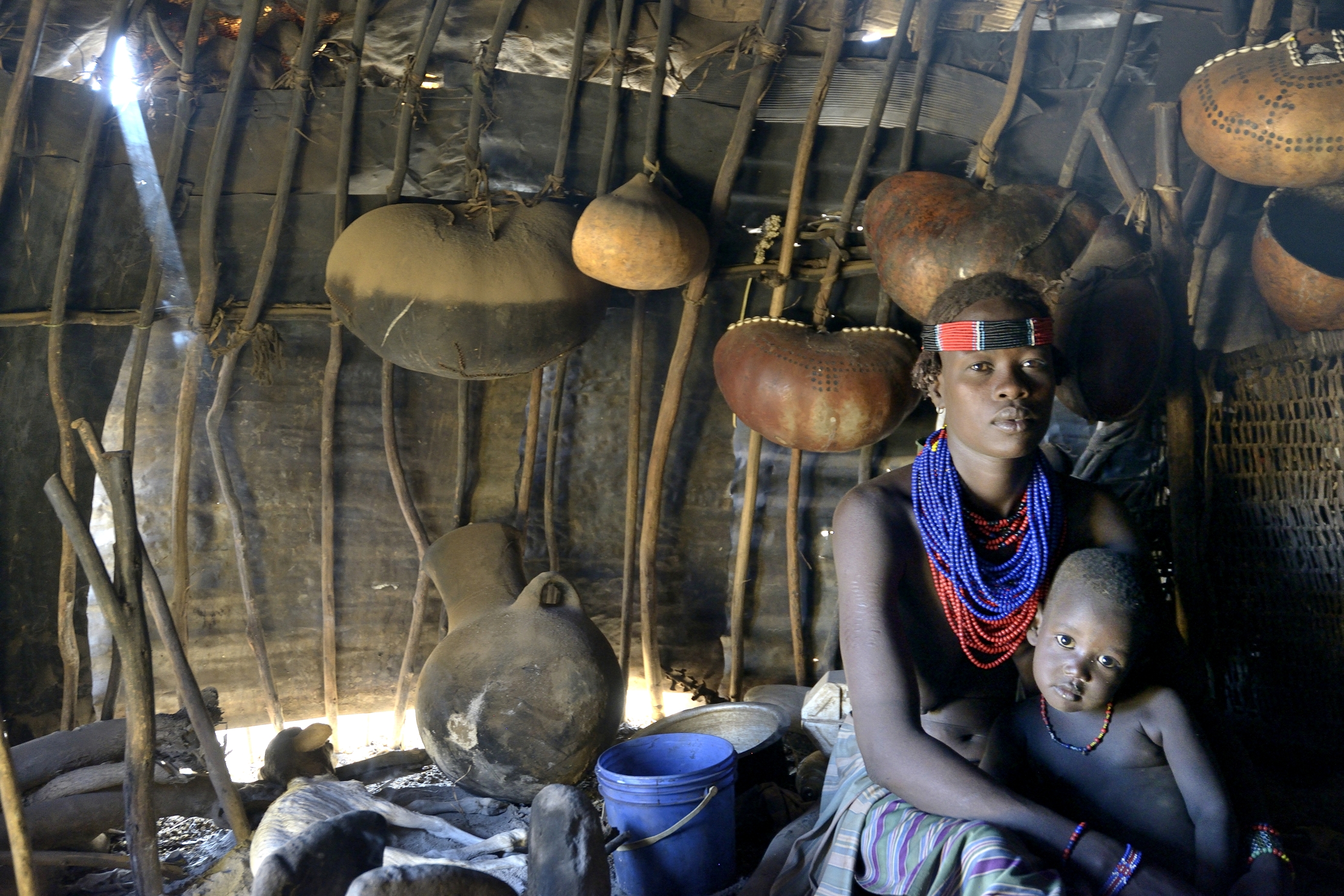 Etiopia 2015 - In una capanna Dassanech