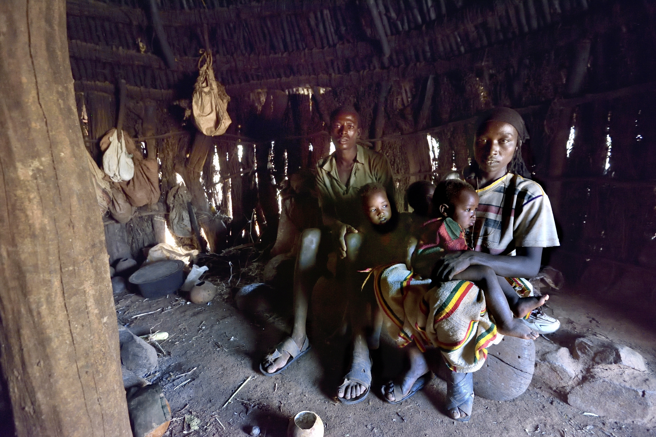 Etiopia 2015 - Famiglia Konso nella sua capanna