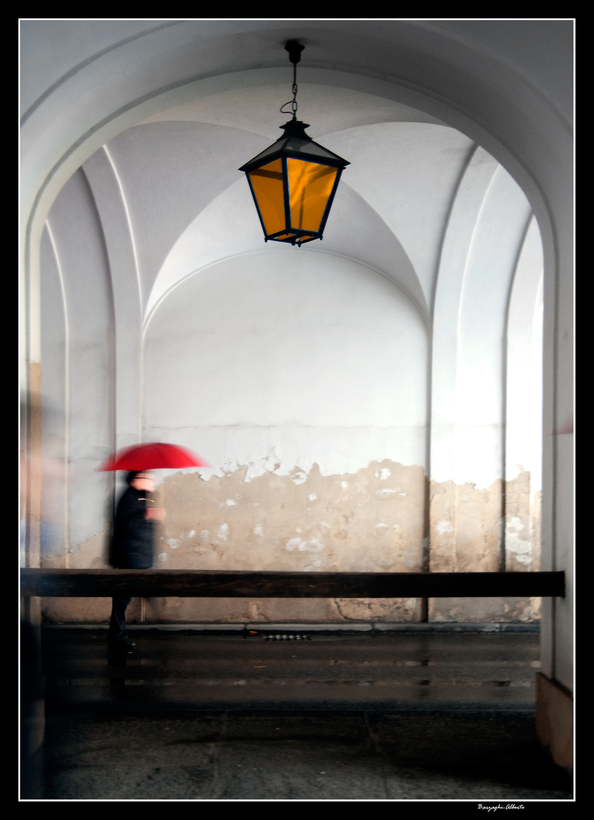 Signora dell'ombrellino rosso