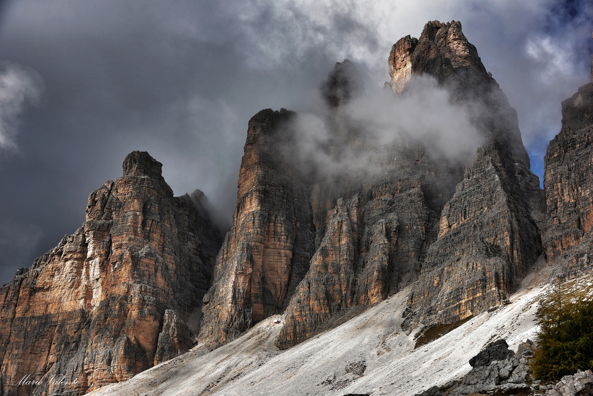 Versante sud delle Tre cime fra le nubi basse