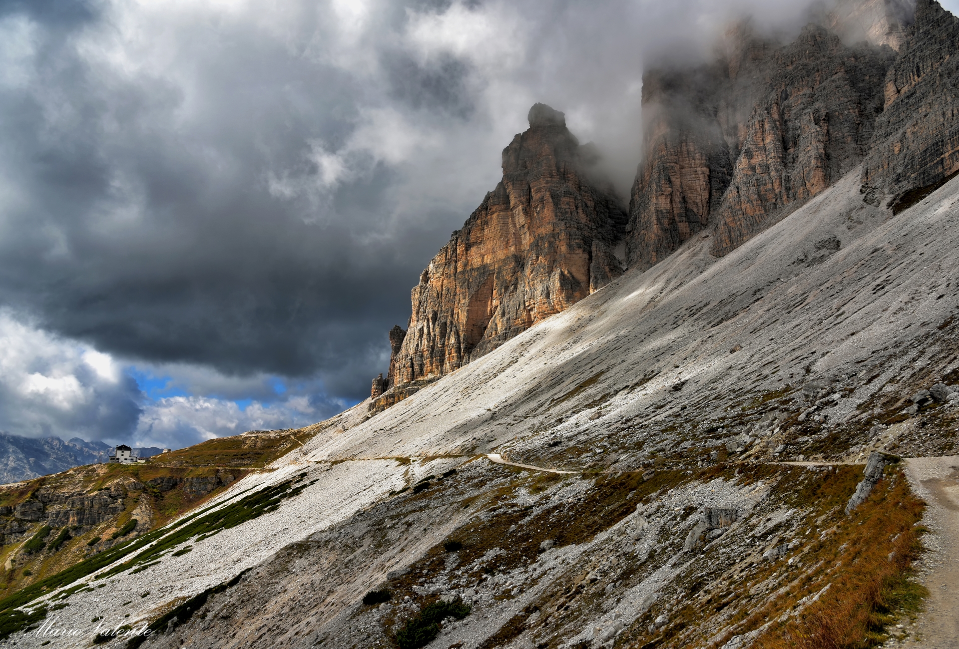 In fondo al sentiero il Rifugio Auronzo