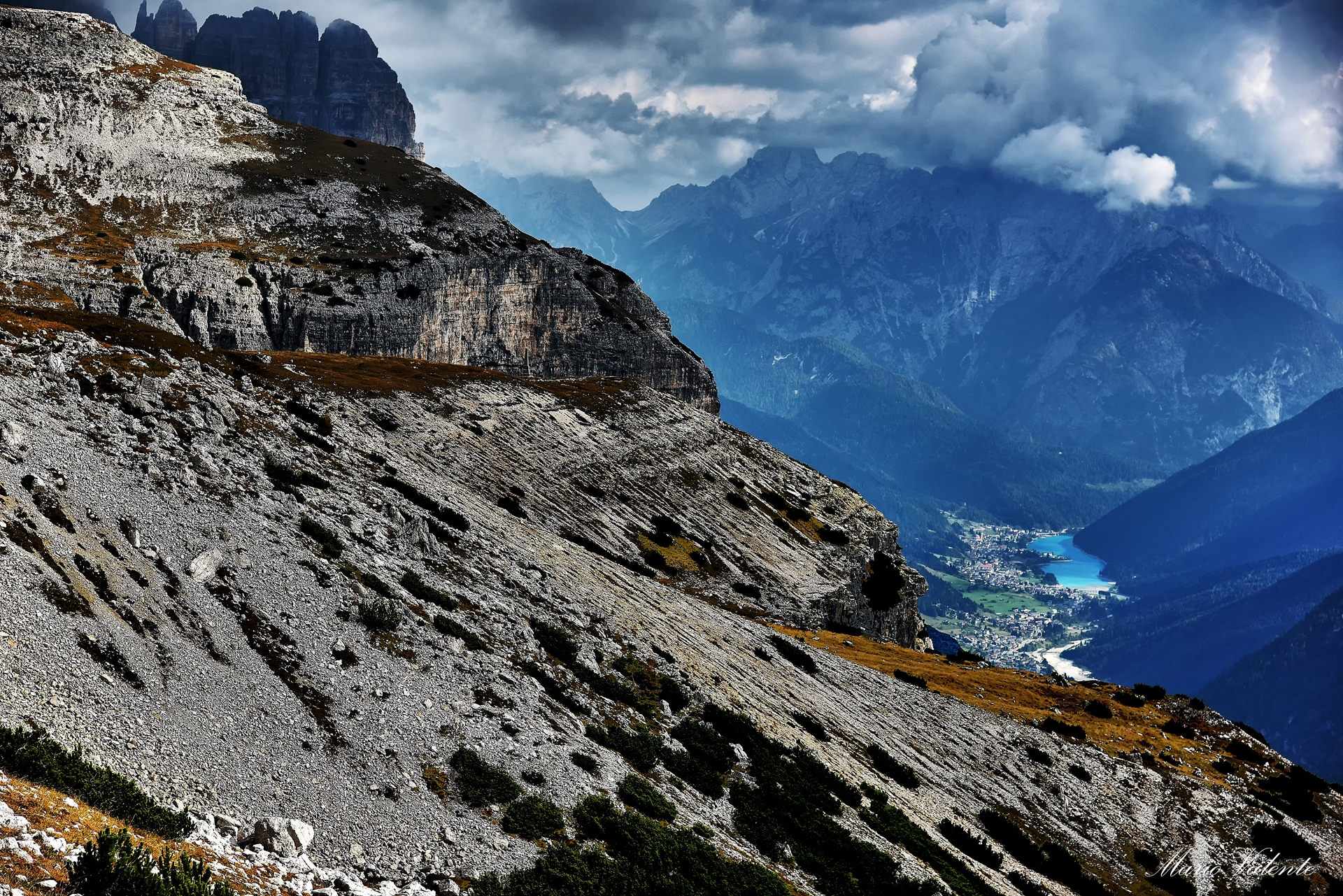 In fondo alla valle l'azzurro del Lago Auronzo