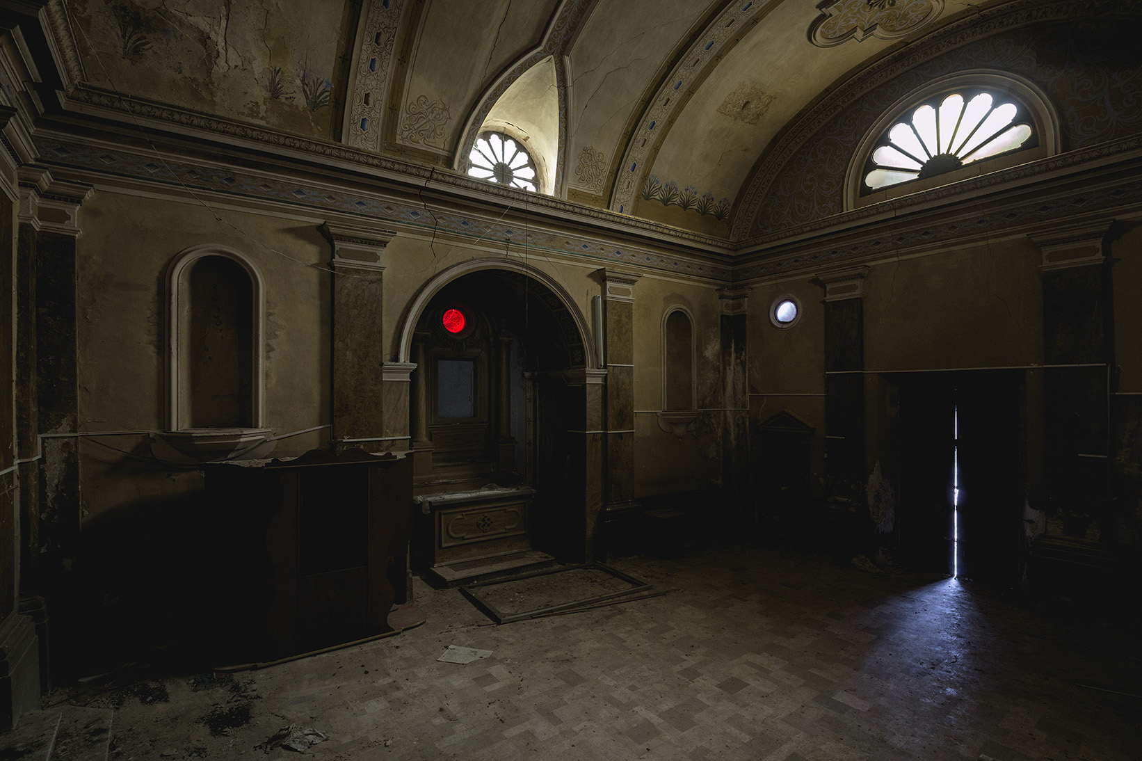 dentro la chiesa abbandonata