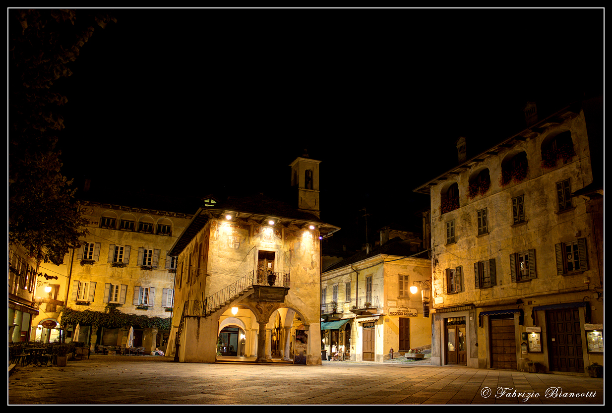 Night on the square of Orta