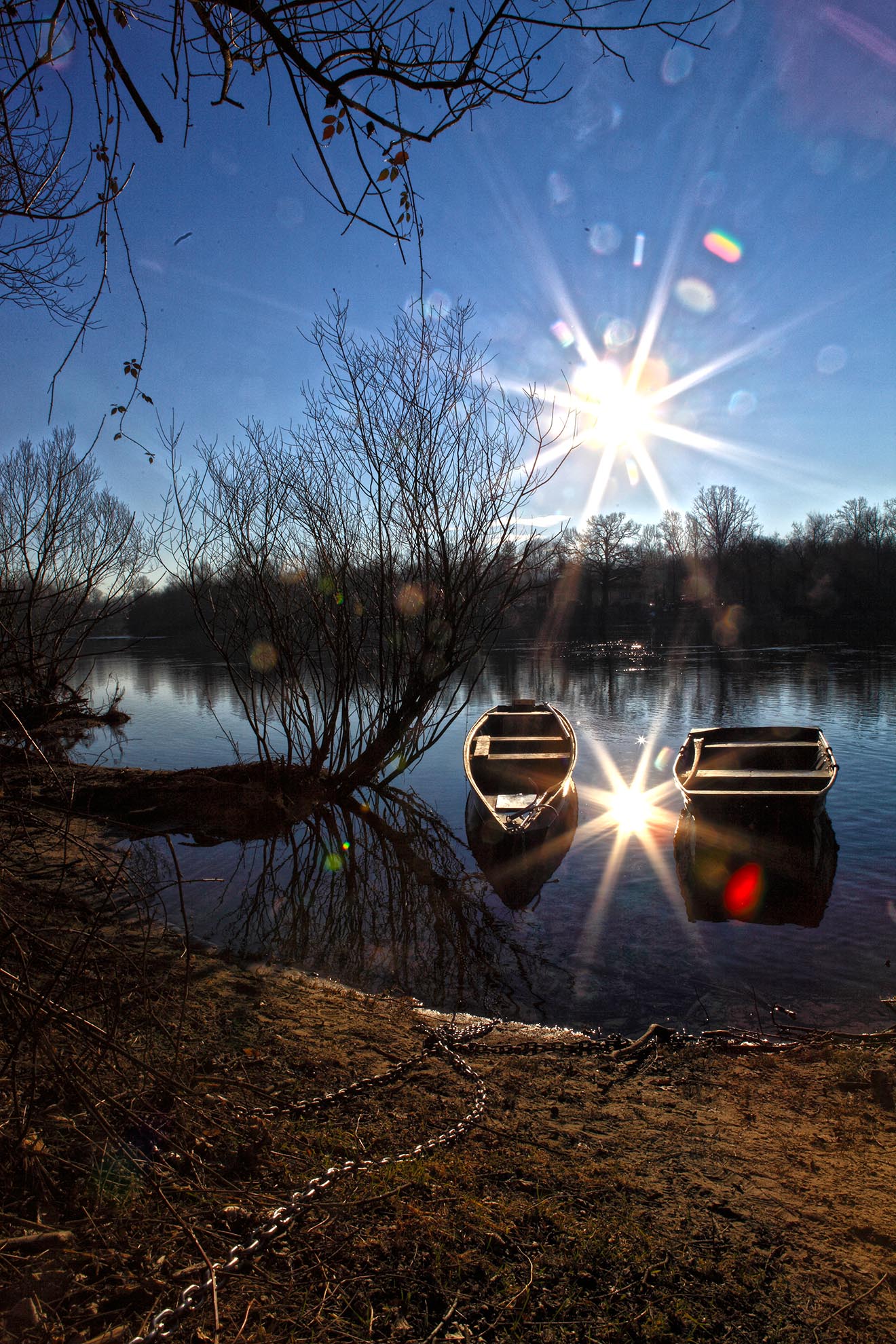 The sun between the boats