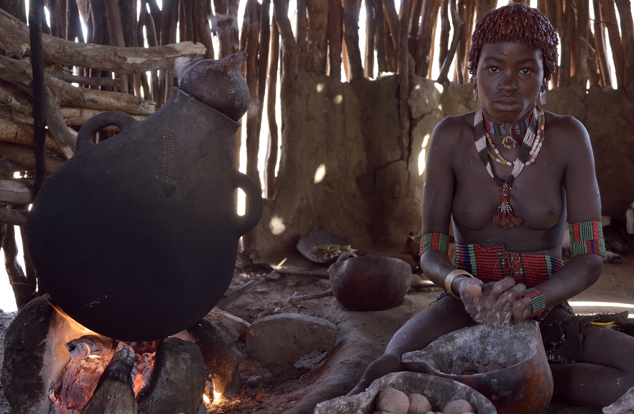 Etiopia 2015 - Ragazza Hamer nella sua capanna