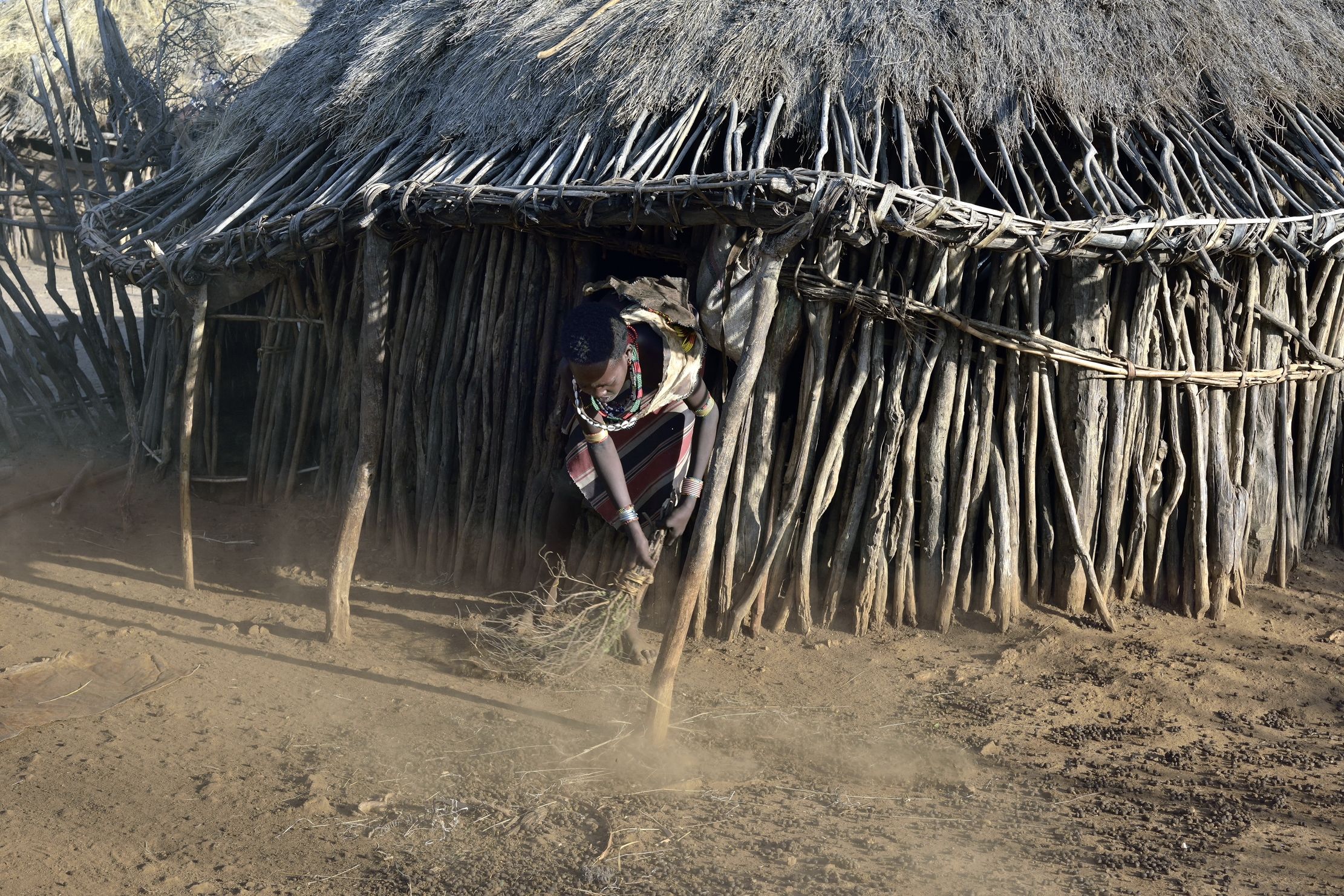 Etiopia 2015- Ragazza Hamer spazzola davanti la capanna
