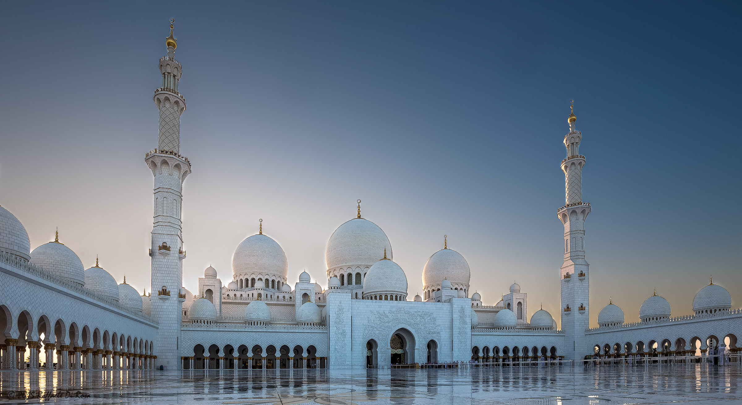 La grande moschea bianca di Abu Dhabi